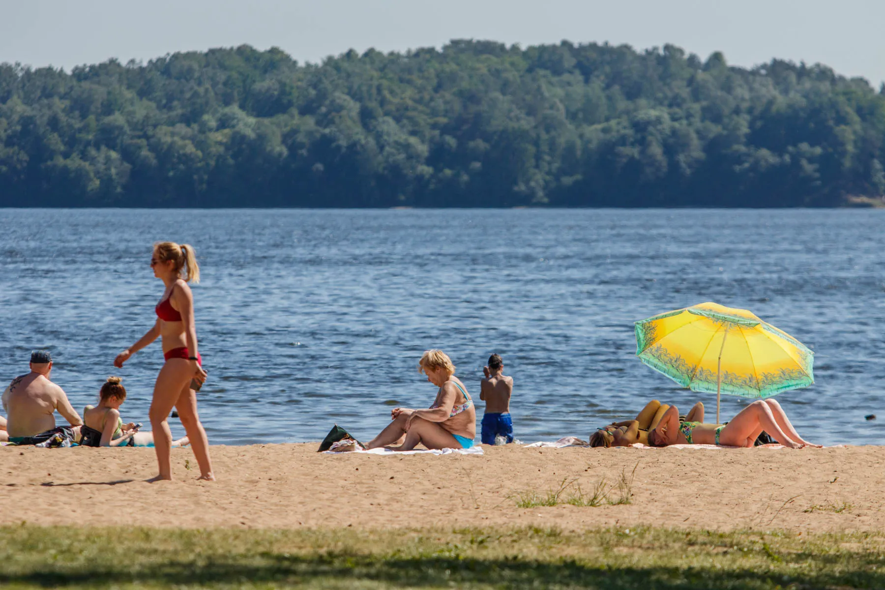 Kauniečiai karštą dieną prie vandens telkinių