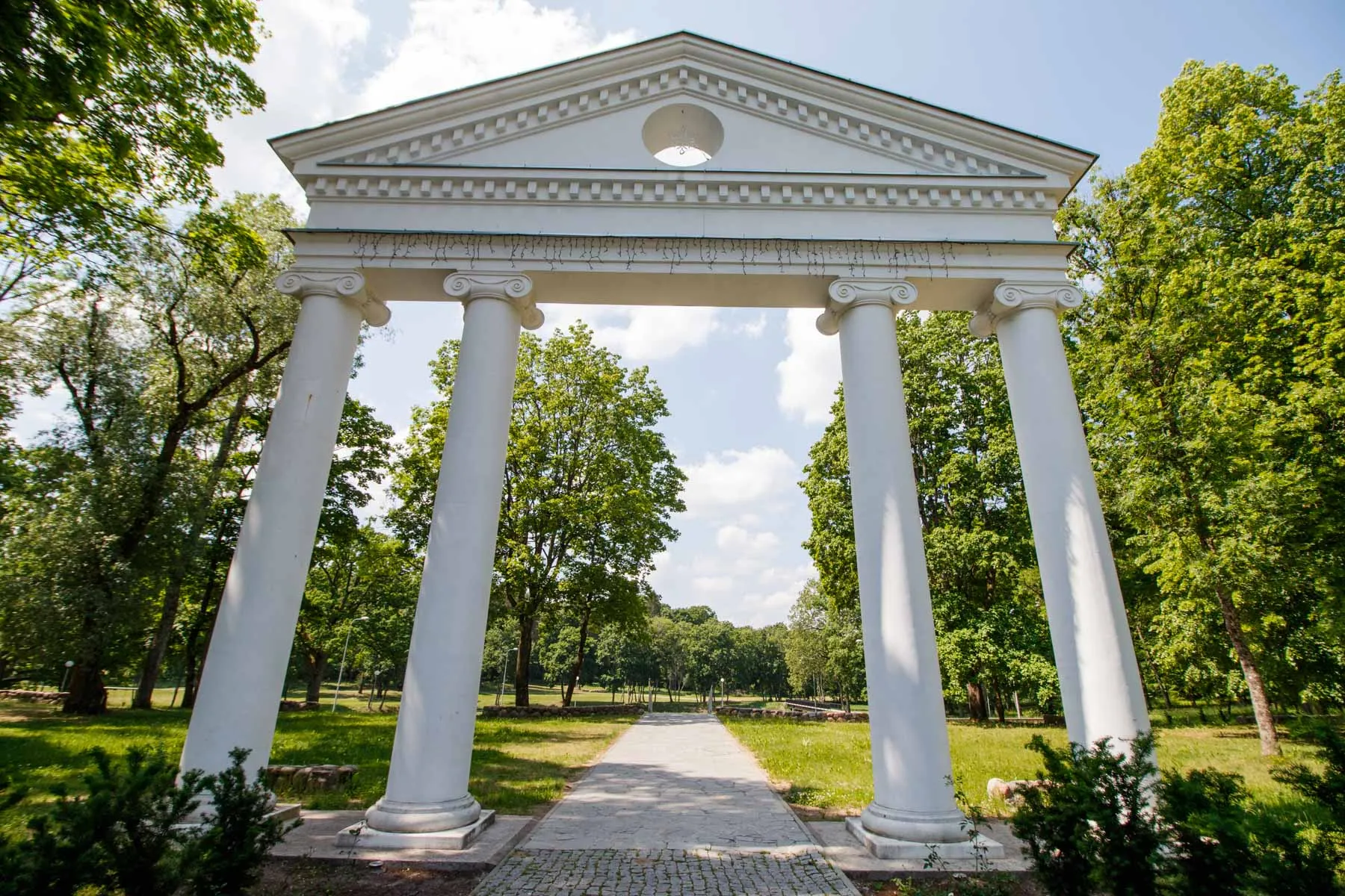 Jurbarko dvaro centrinių rūmų liekanos