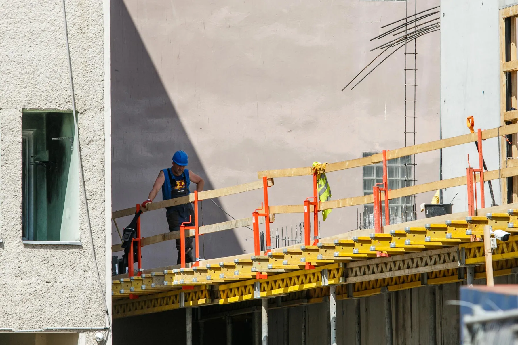 Statybininkai Kaune dirba per karštį