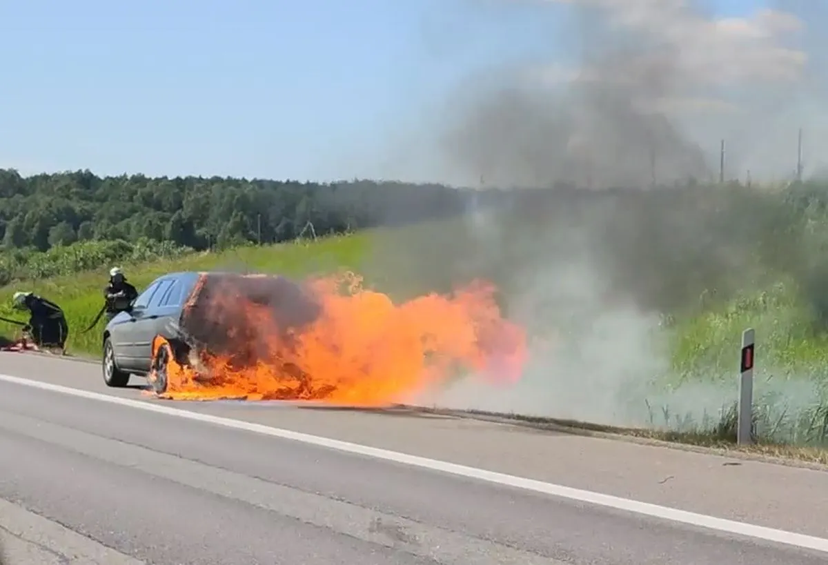 Magistralėje Vilnius-Kaunas užsidegė automobilis