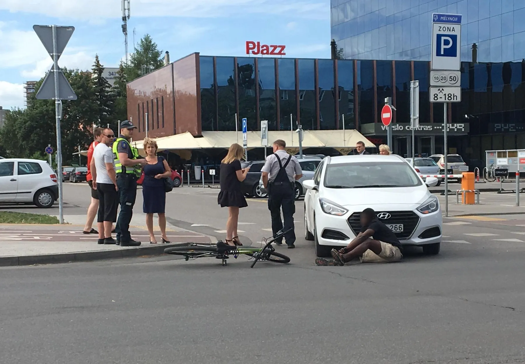 Savanorių prospekte partrenktas dviratininkas