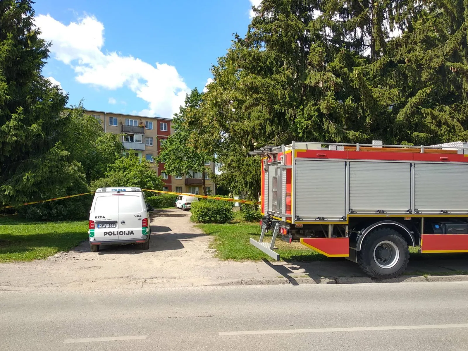 Tarnybos suvažiavo prie avarinės būklės pastato