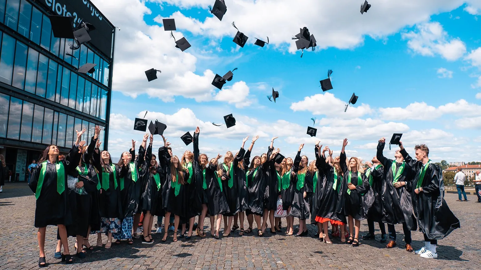 Kauno kolegijos studentai prie Kauno Žalgirio arenos