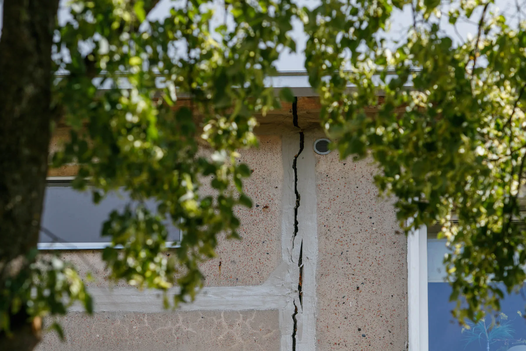 Griūvantis daugiabutis namas Biržiškų gatvėje