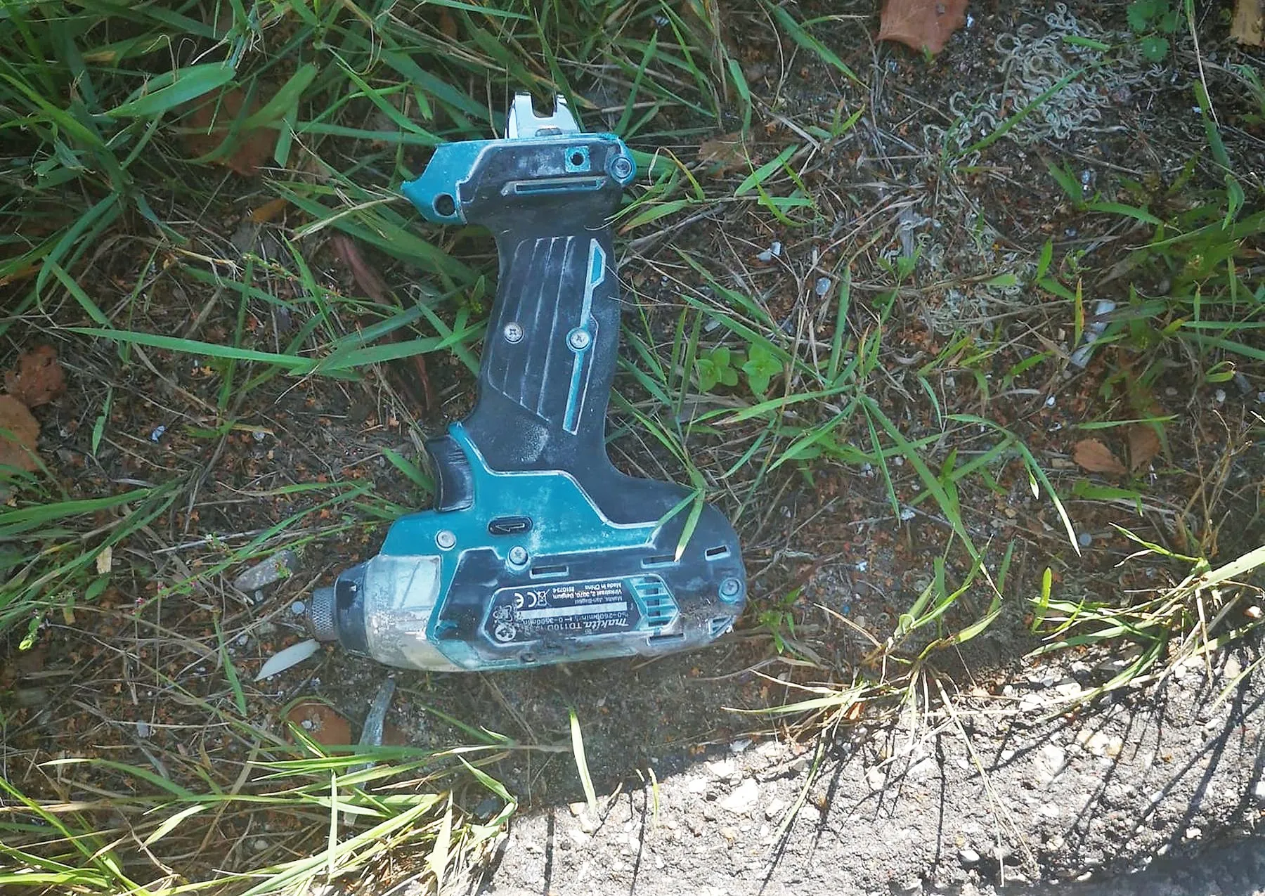 Į automobilį kelyje Kaunas-Vilnius sviestas „Makita“ elektrinis suktuvas