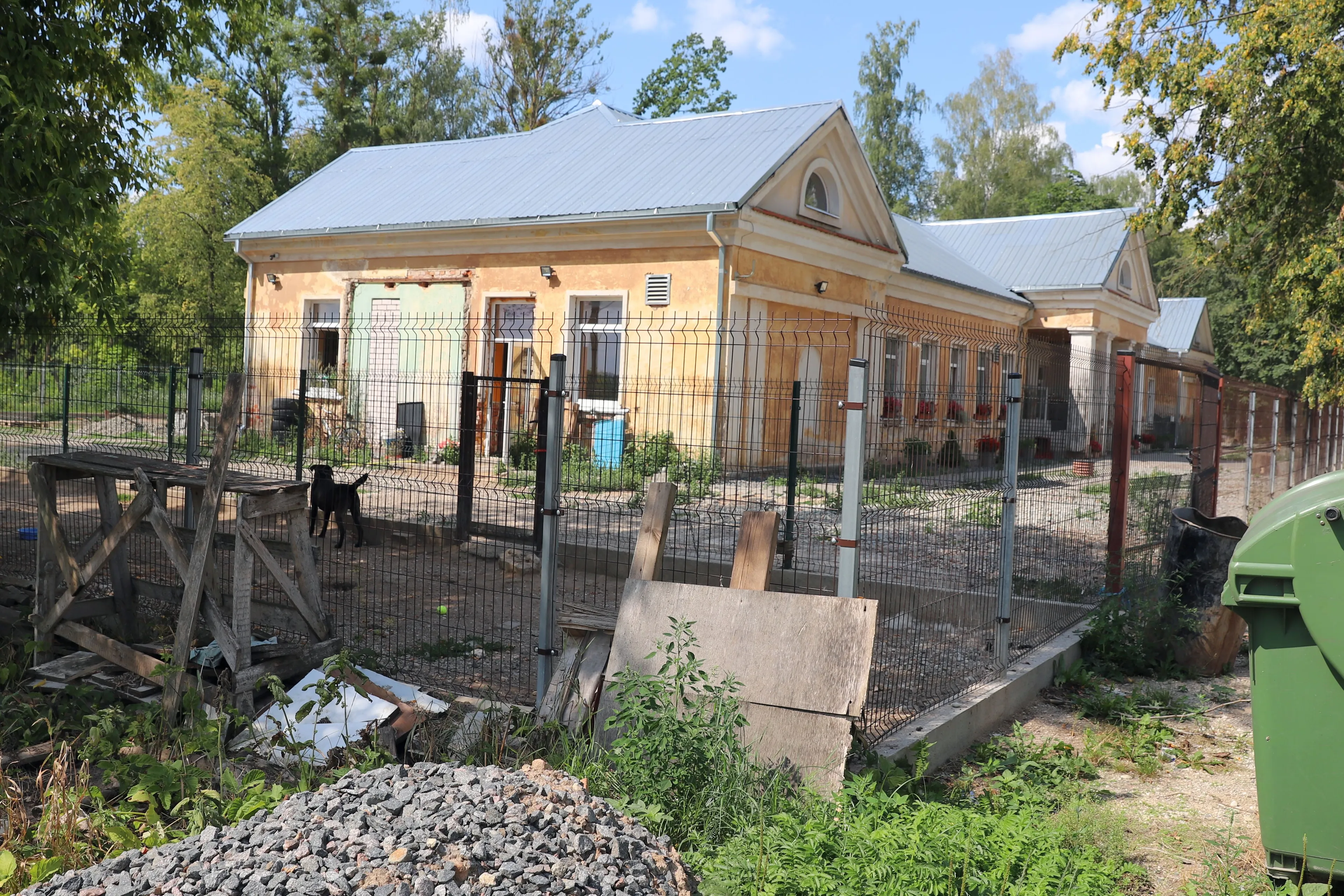 Gyvūnų globos įstaiga Penkta koja įsikūrusi Linksmakalnyje, viename iš buvusio sovietų karinio miestelio pastatų.