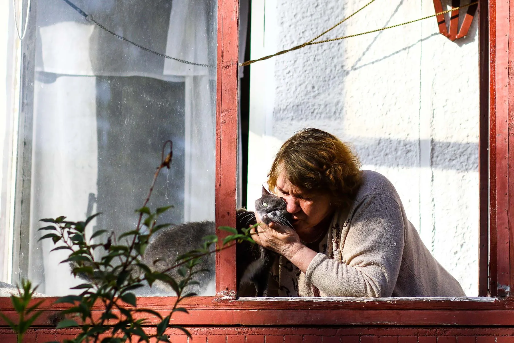 Moteris demonstruoja meilę savo katinui