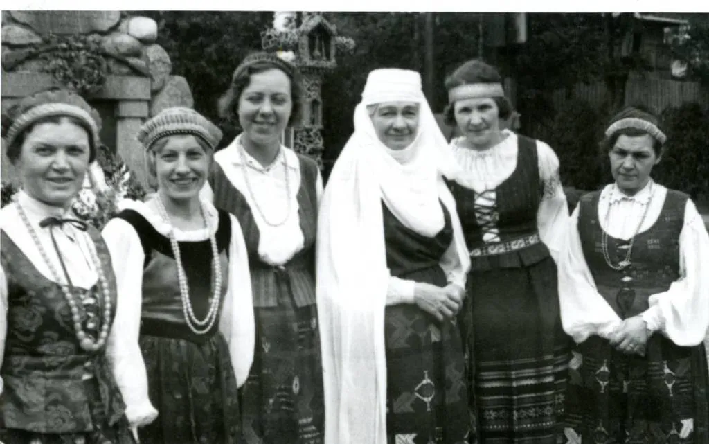 Pasaulio lietuvių kongreso 1935 m. Kaune dalyvės iš Amerikos Karo muziejaus sodelyje. Iš kairės pirma Mikalina Glemžaitė