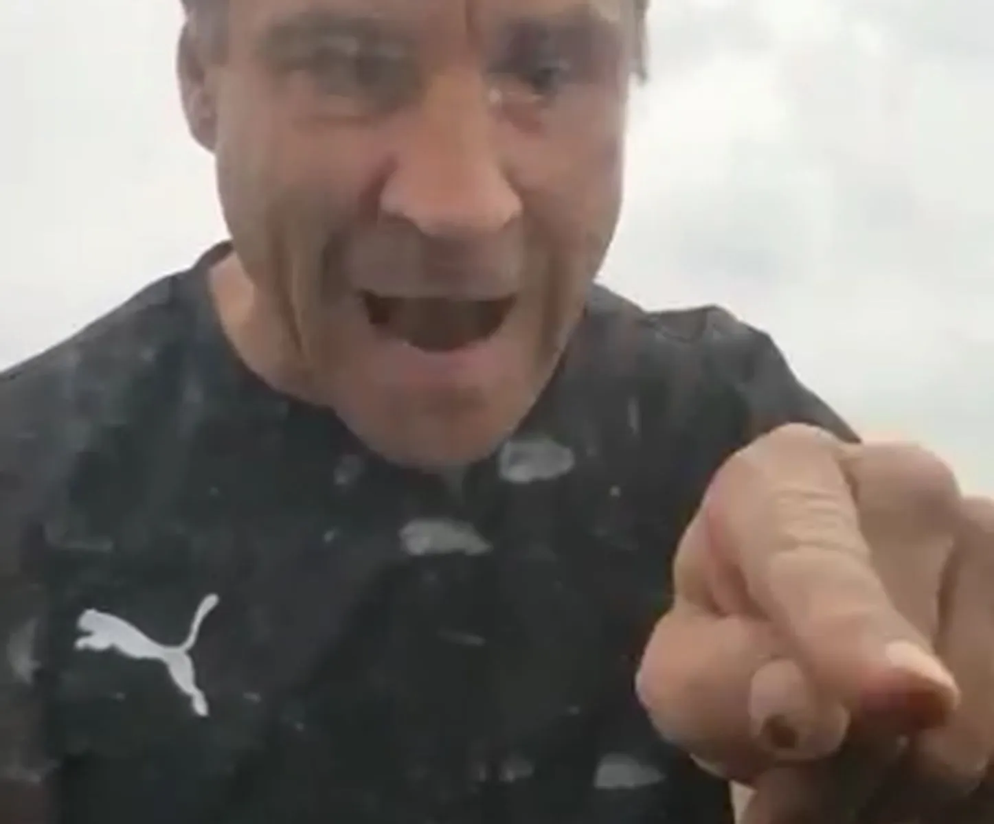 Vyras veržiasi į automobilį