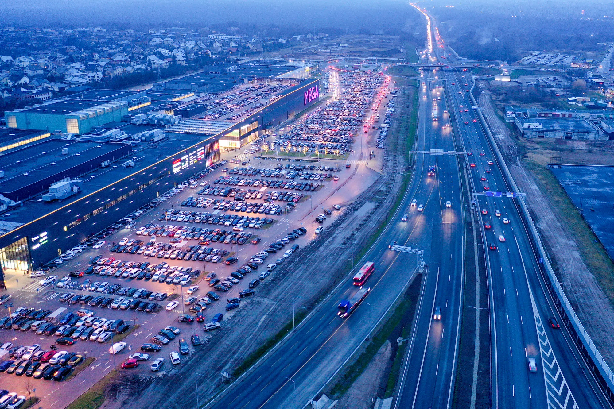 Eismas prie prekybos centro Mega