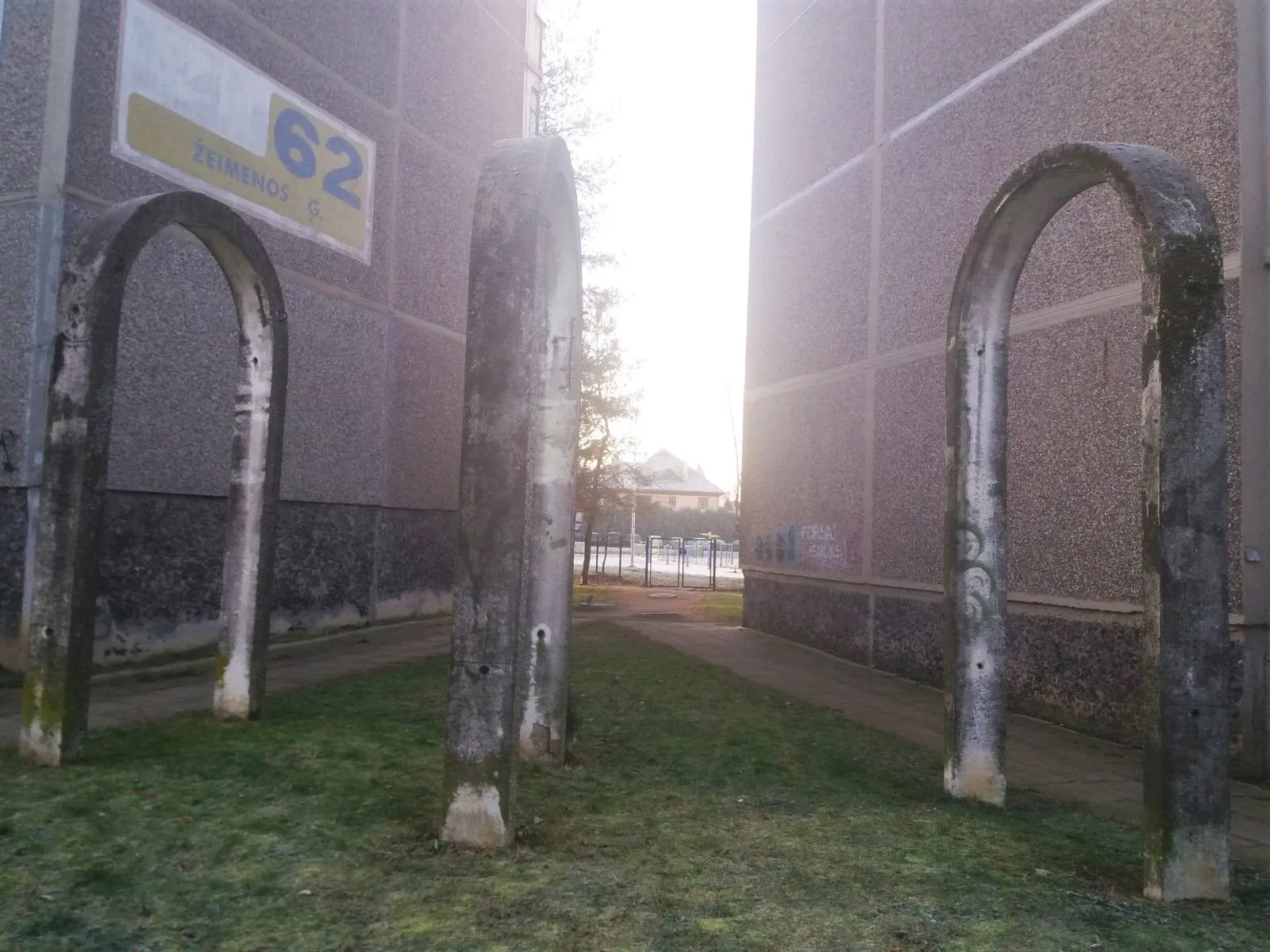 Daugiabučių kiemuose ardomi objektai