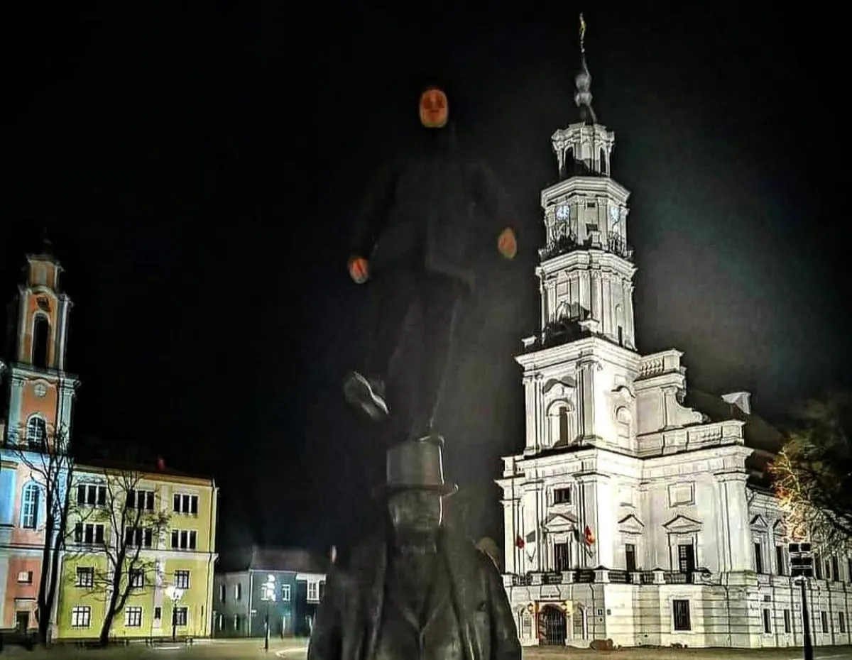 Rotušės aikštėje užlipo J. Vileišiui ant skrybėlės