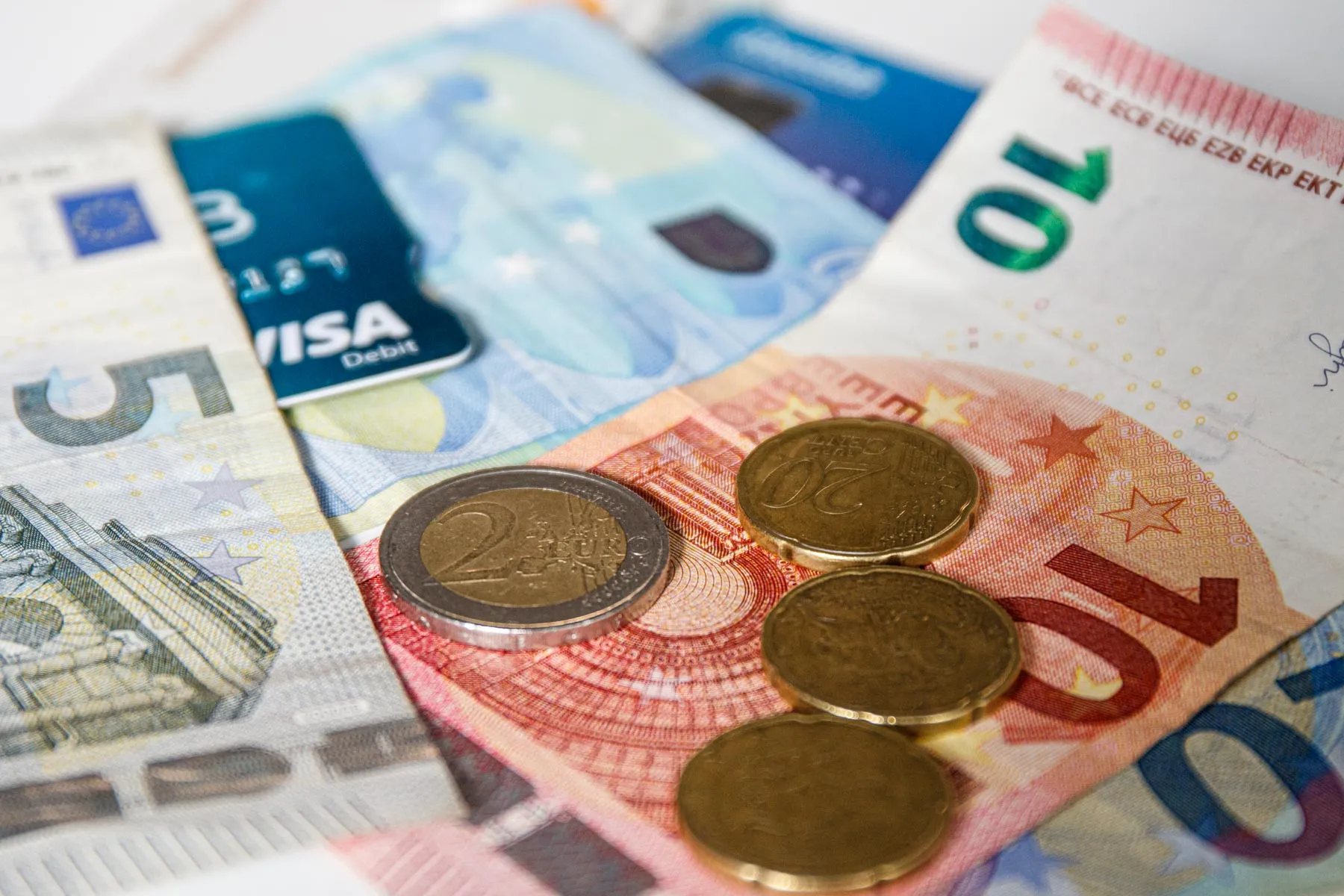 Pinigai, eurai, atlyginimas