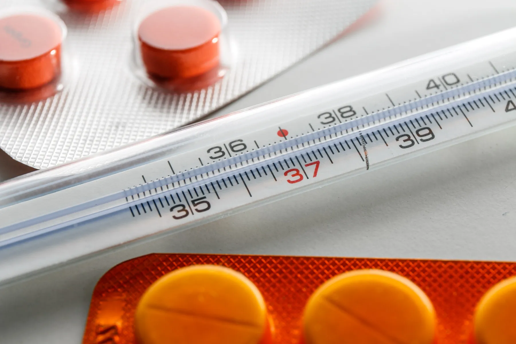 Vaistai, termometras, virusas, liga, ligoninė, klinikos, gripas