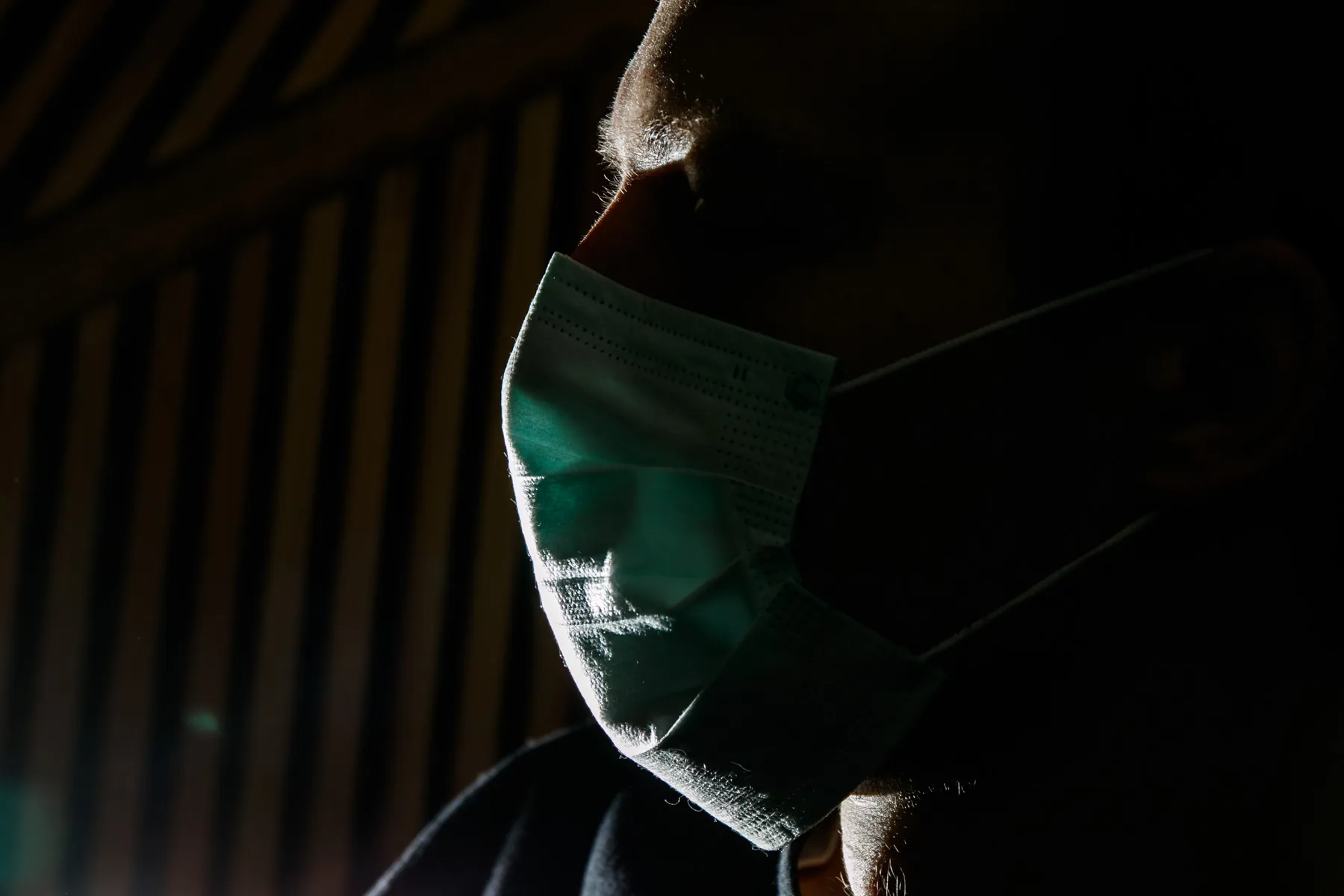 Koronavirusas veido kaukė, respiratorius, gripas,