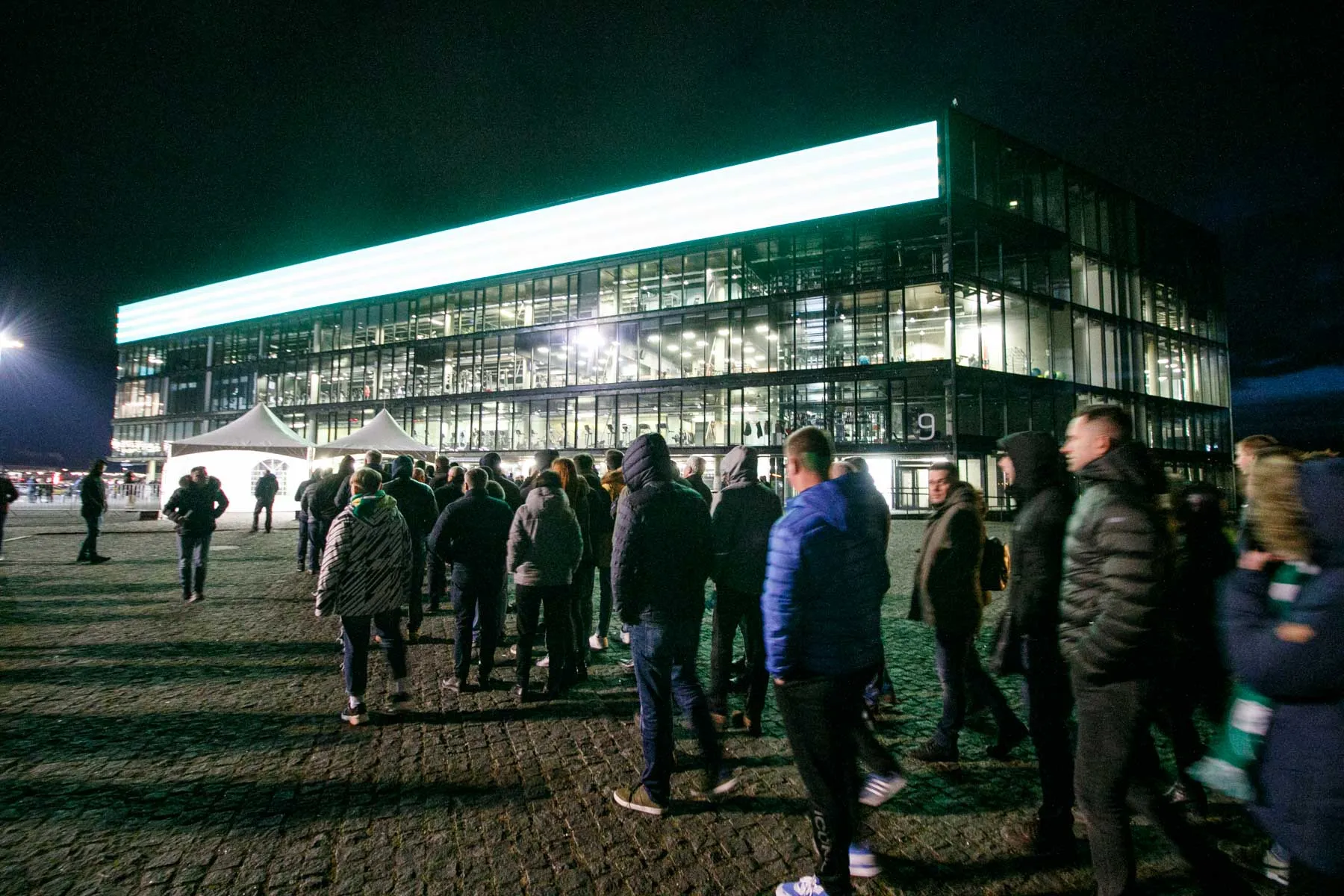 Prie Žalgirio arenos fanai tikrinami termovizoriais