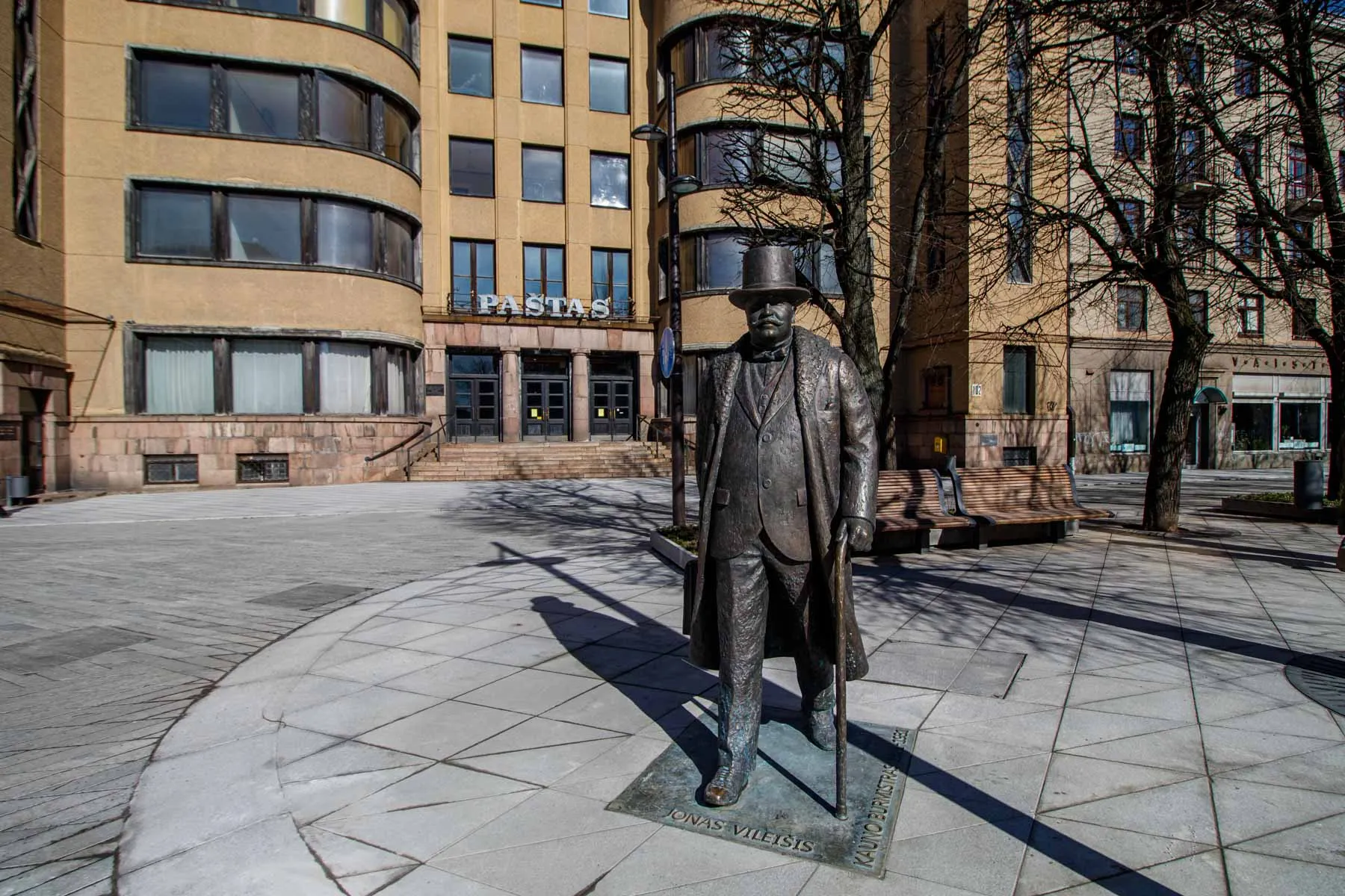 Į Laisvės alėją sugrąžinta J. Vileišio skulptūra