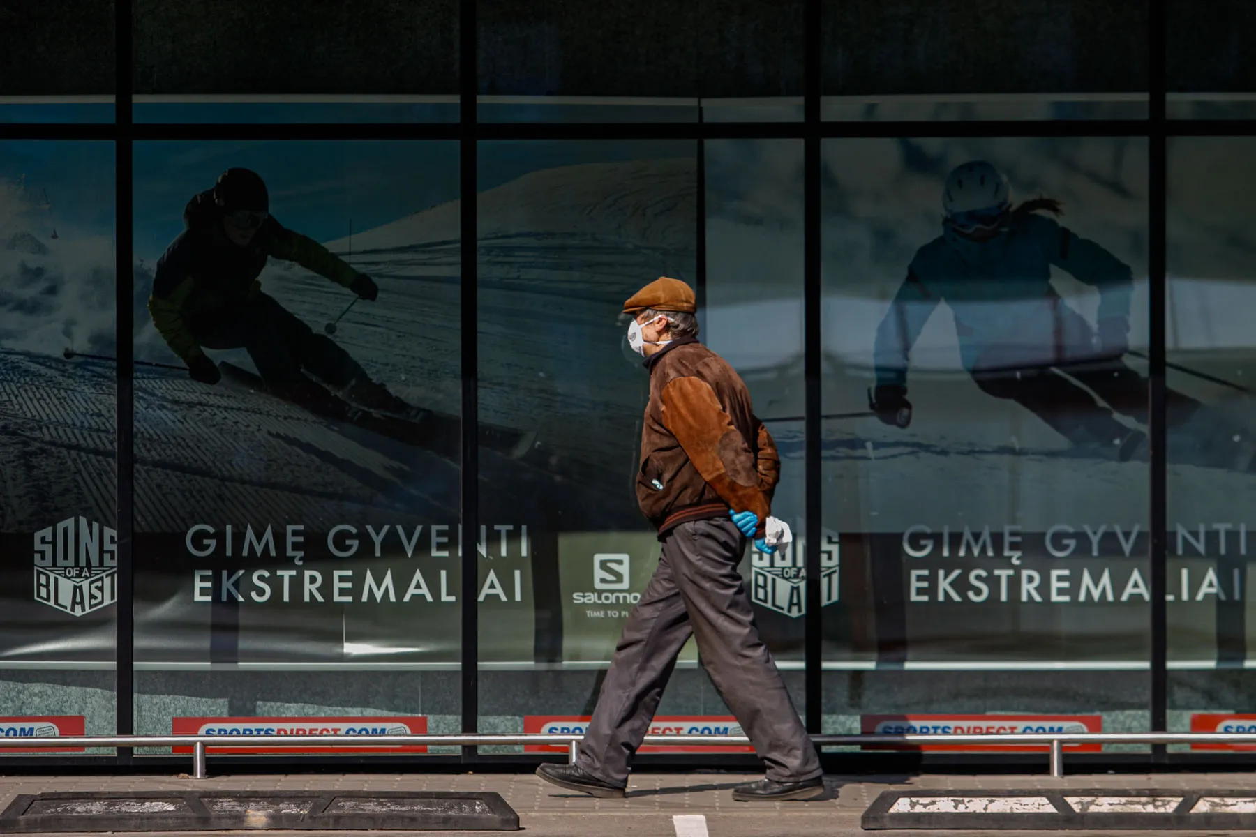 Kauniečiai su veido kaukėmis