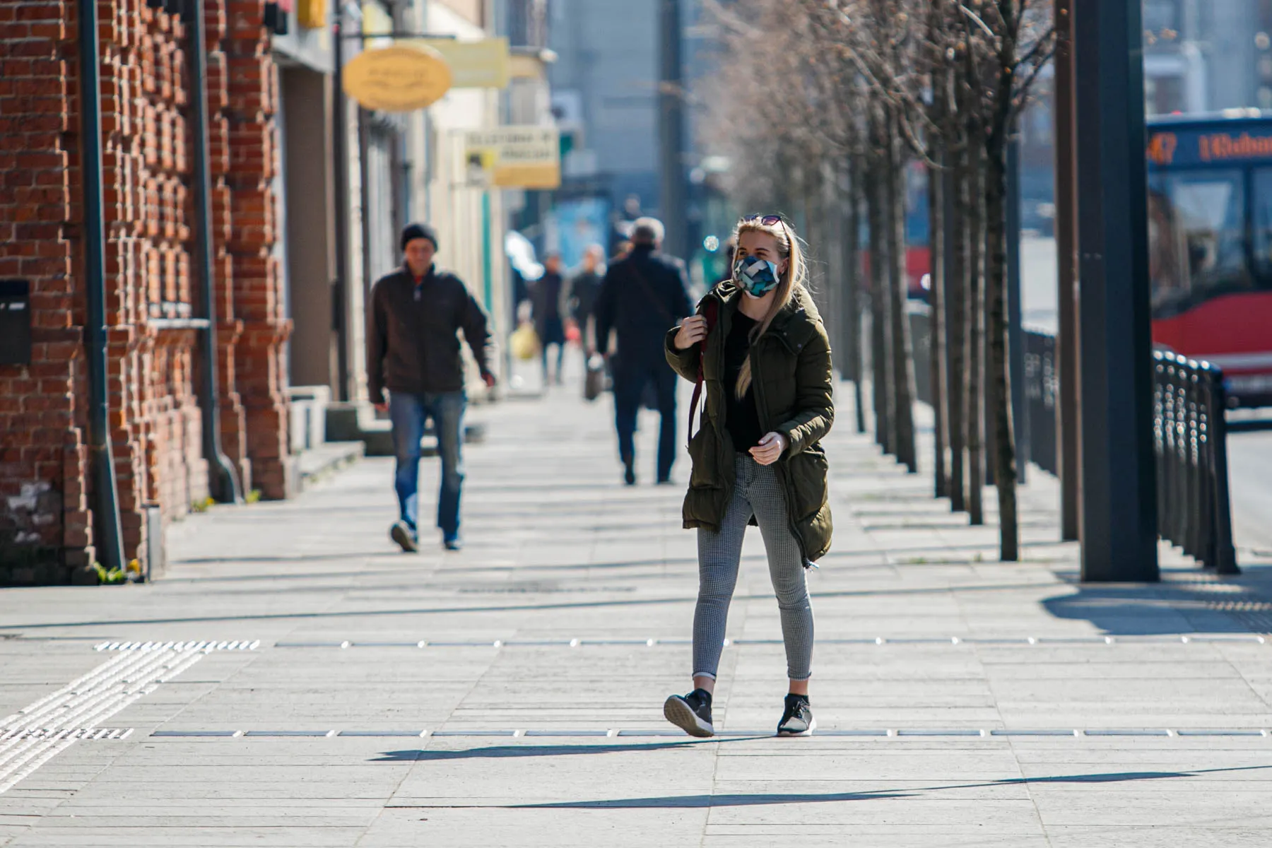 Kauniečiai su veido kaukėmis