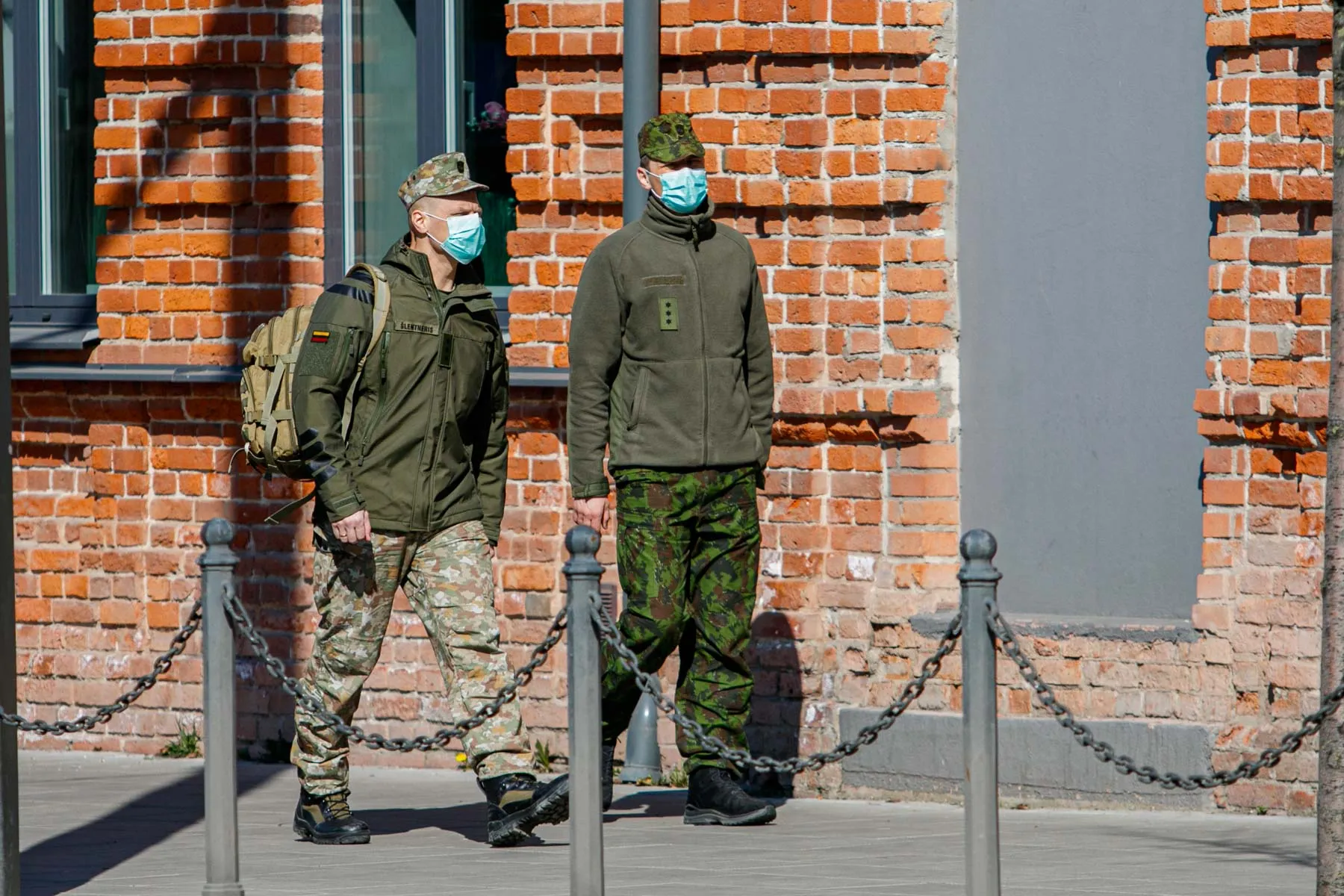 Kauniečiai su veido kaukėmis