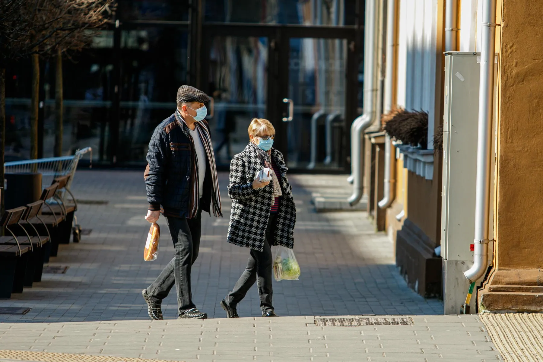 Kauniečiai su veido kaukėmis