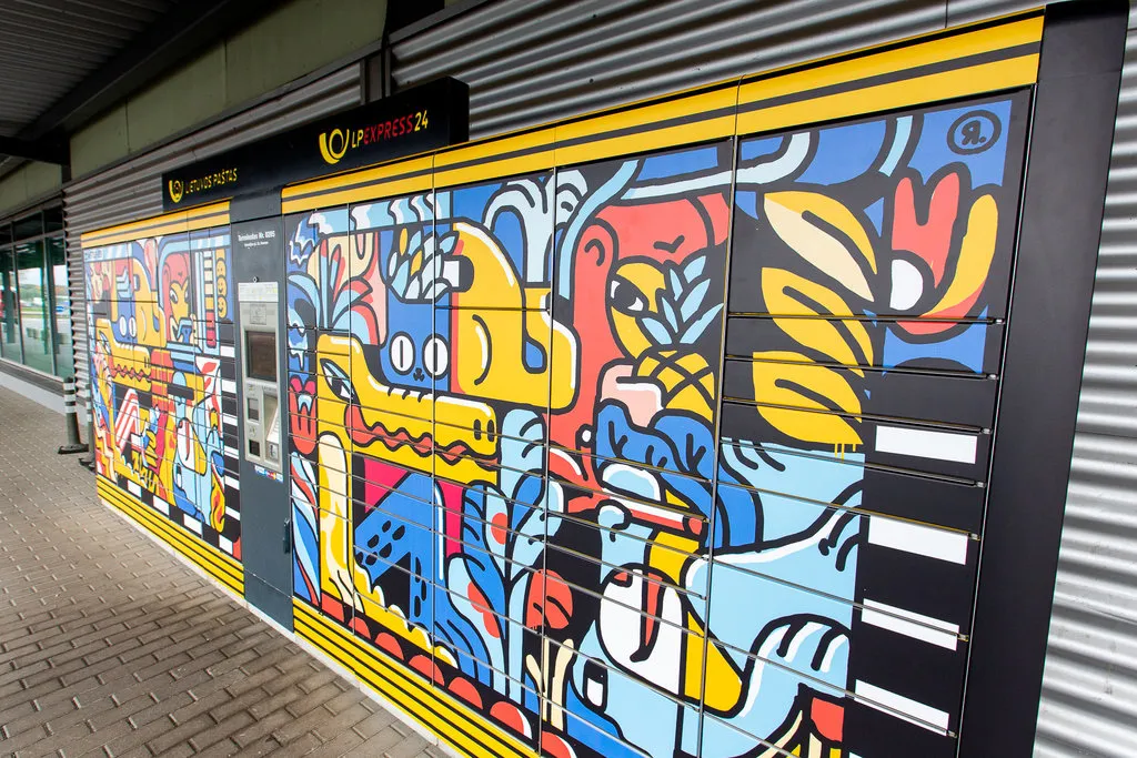 Menininkų darbai ant savitarnos terminalų