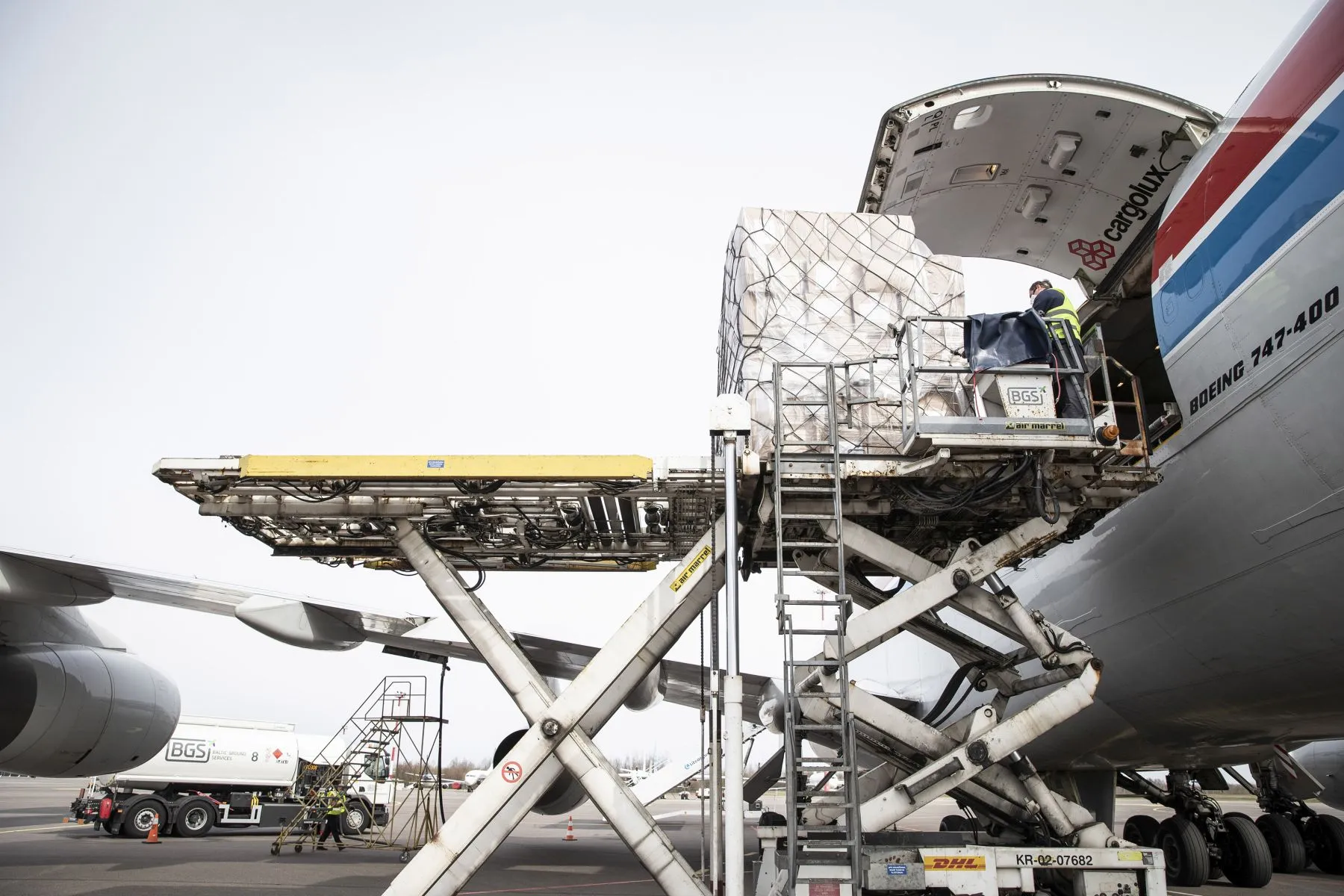 Pasinaudojus karinių pervežimų platforma atskraidintas apsaugos priemonių krovinys