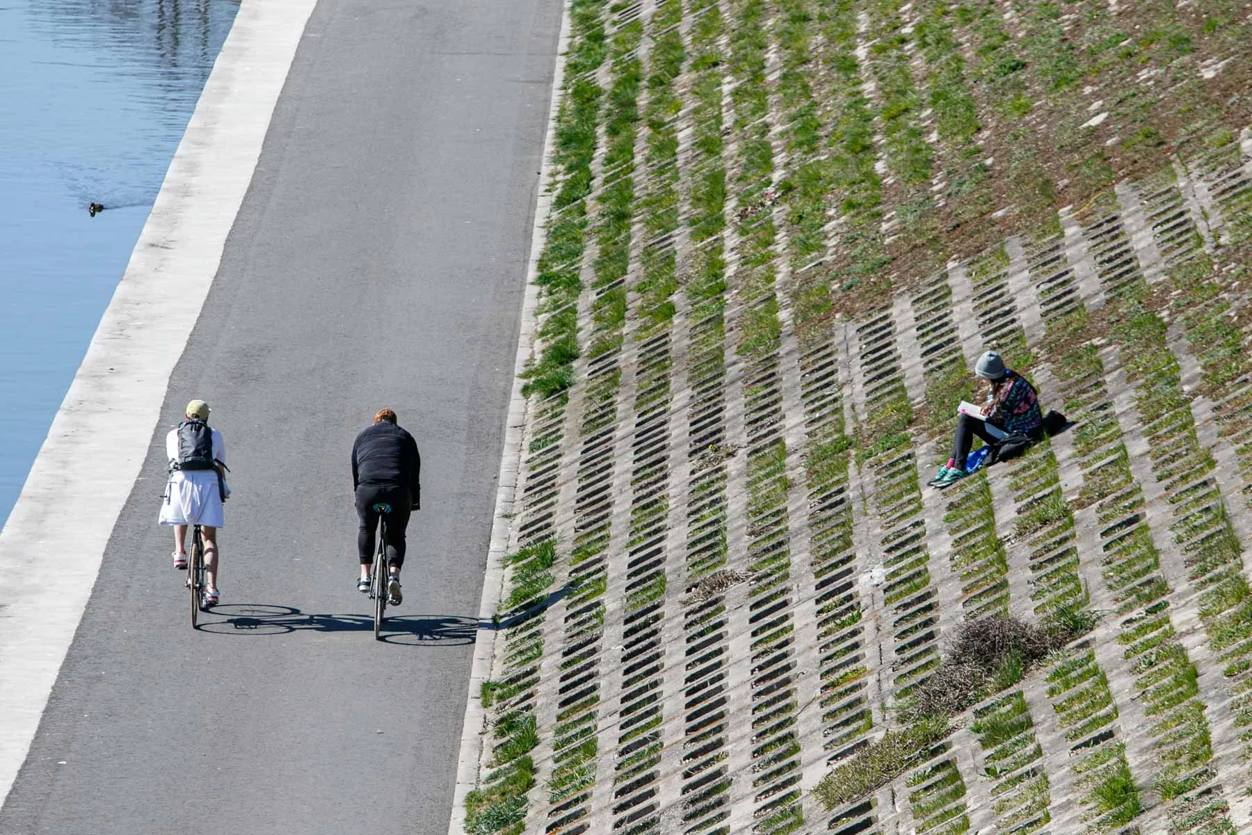 Kauniečiai mėgaujasi pavasarišku oru