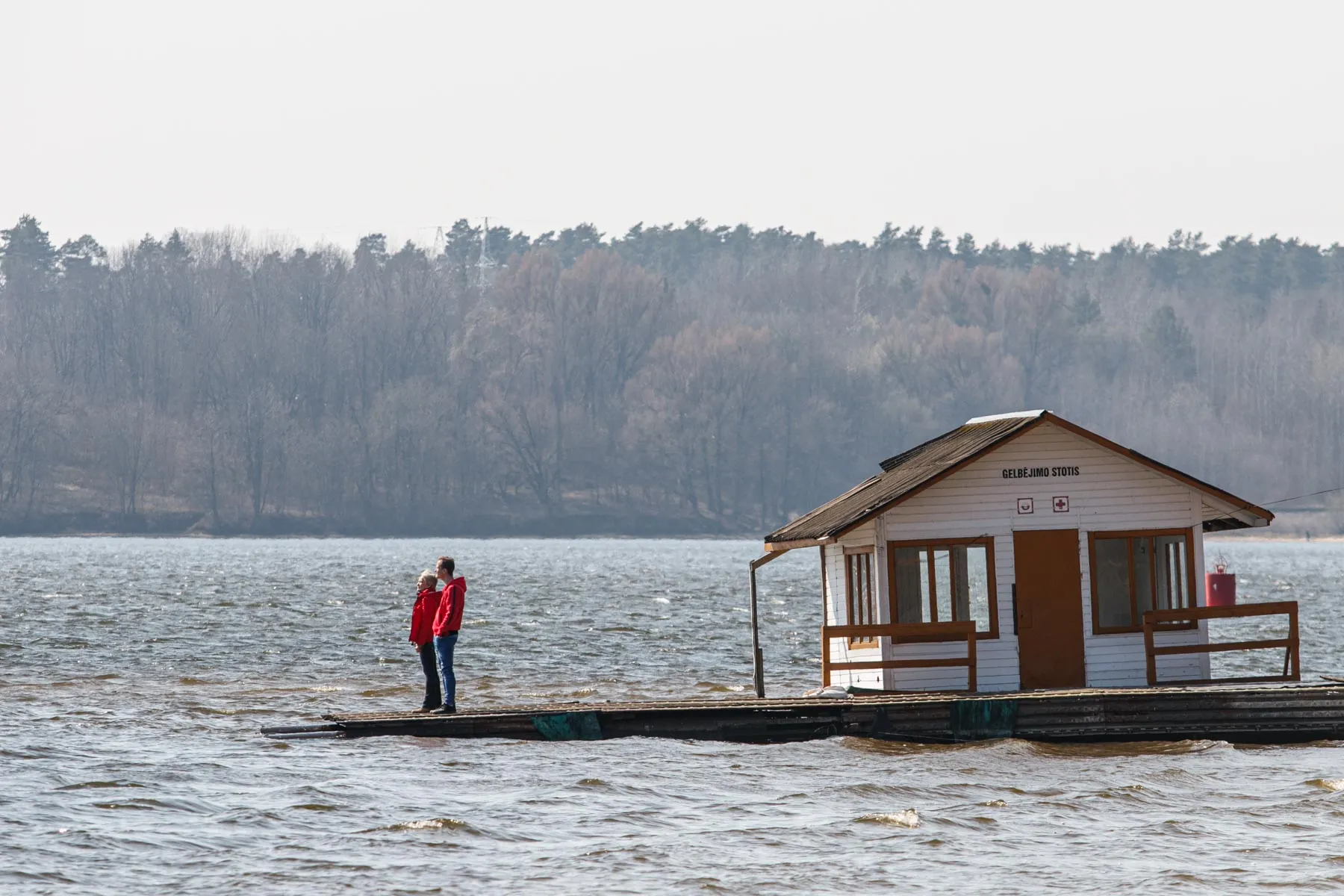 Kauniečiai mėgaujasi pavasarišku oru