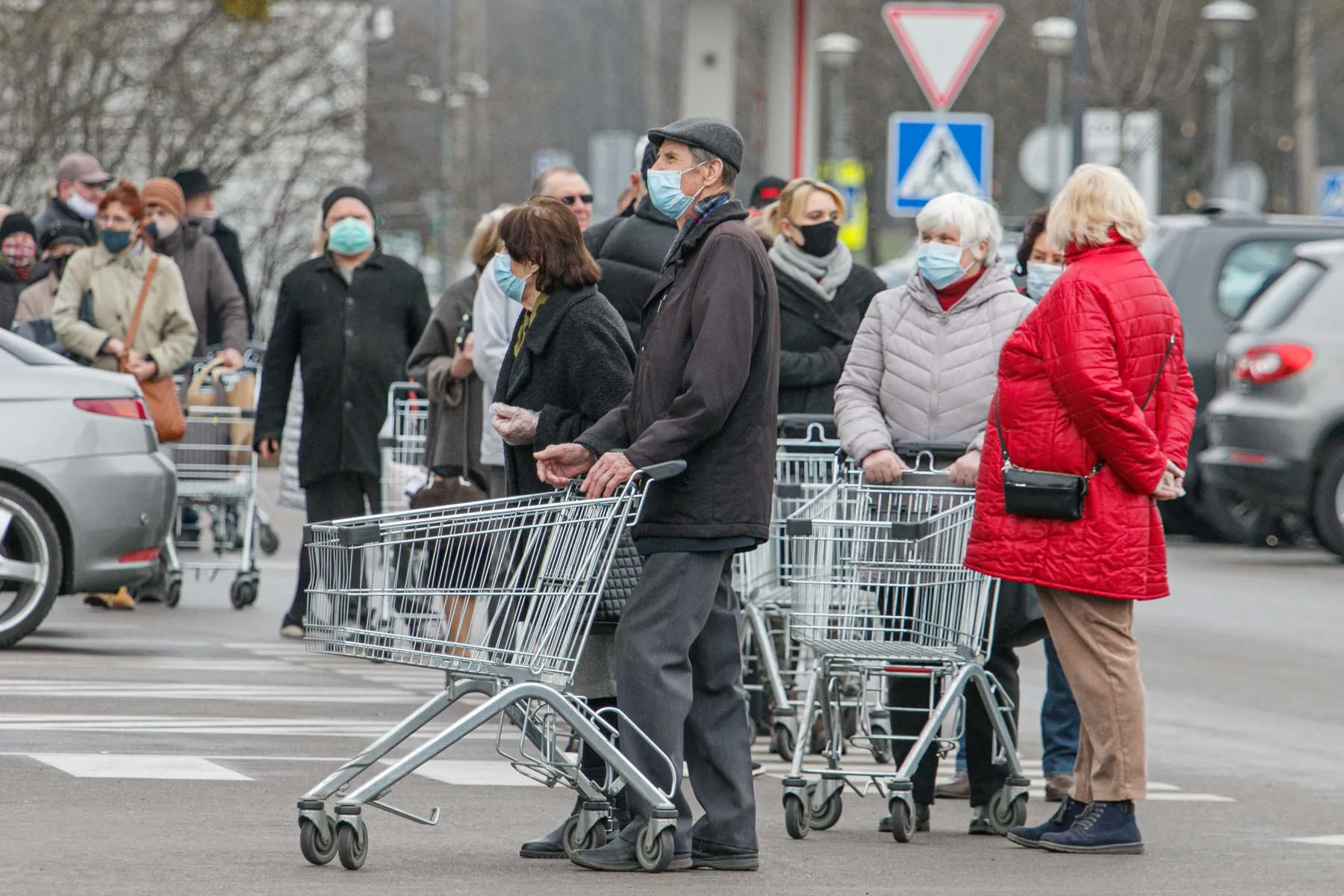 Eilės prie prekybos centrų