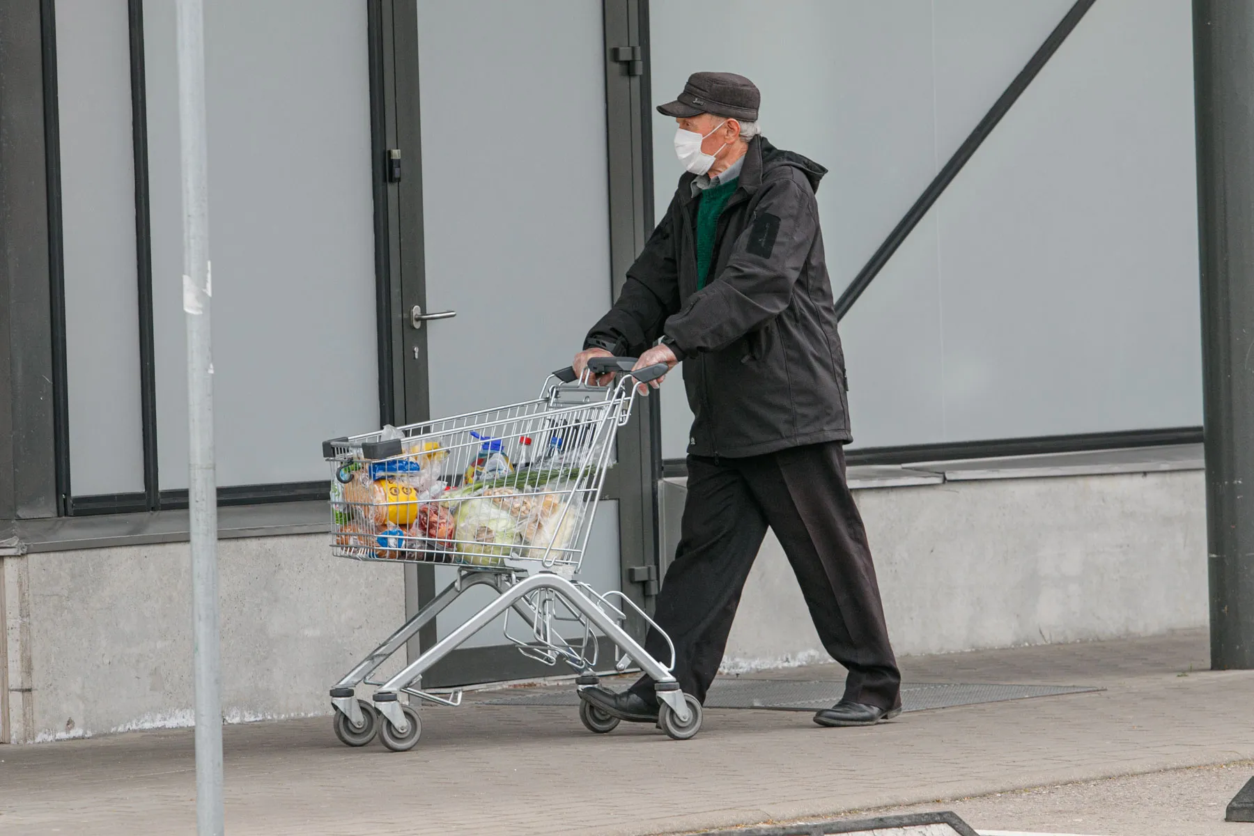 Eilės prie prekybos centrų