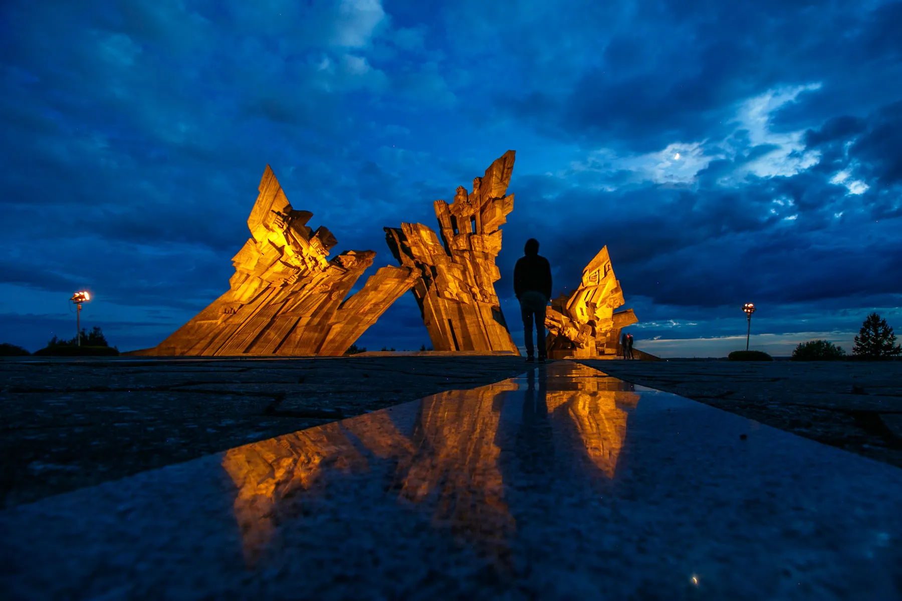 Apšviestas IX forto monumentas