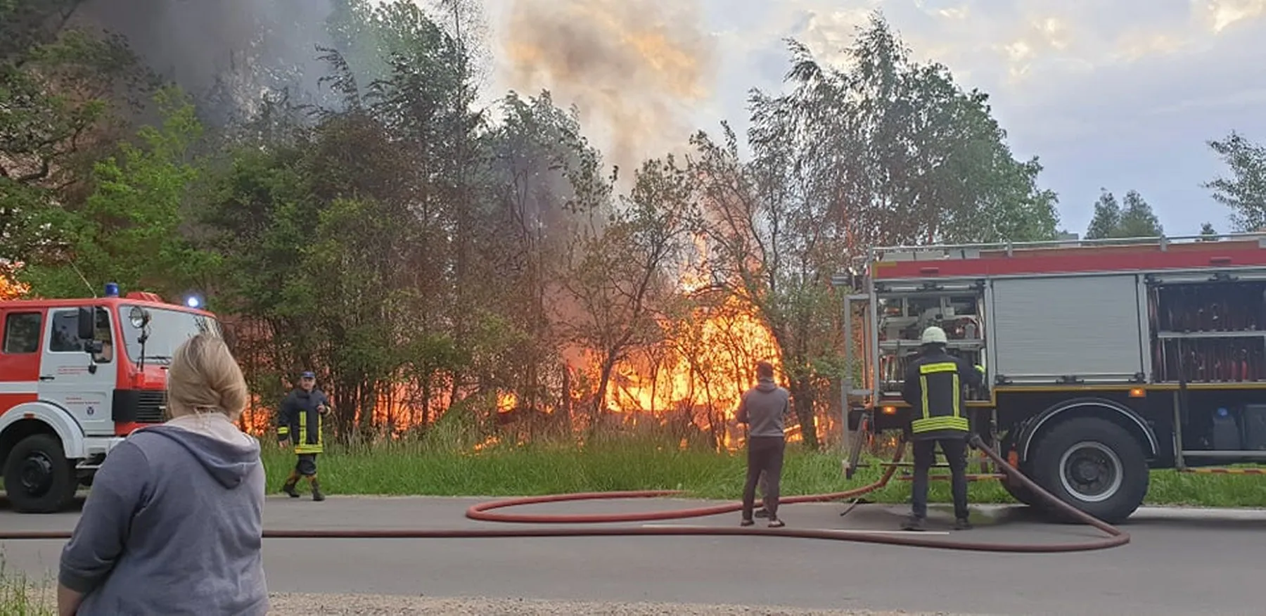 Žiegždriuose atvira liepsna dega ūkinis pastatas