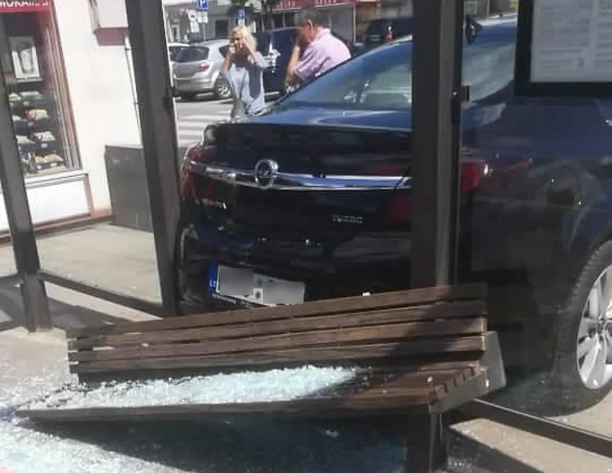 Prie „Girstučio“ į stotelę įriedėjo automobilis