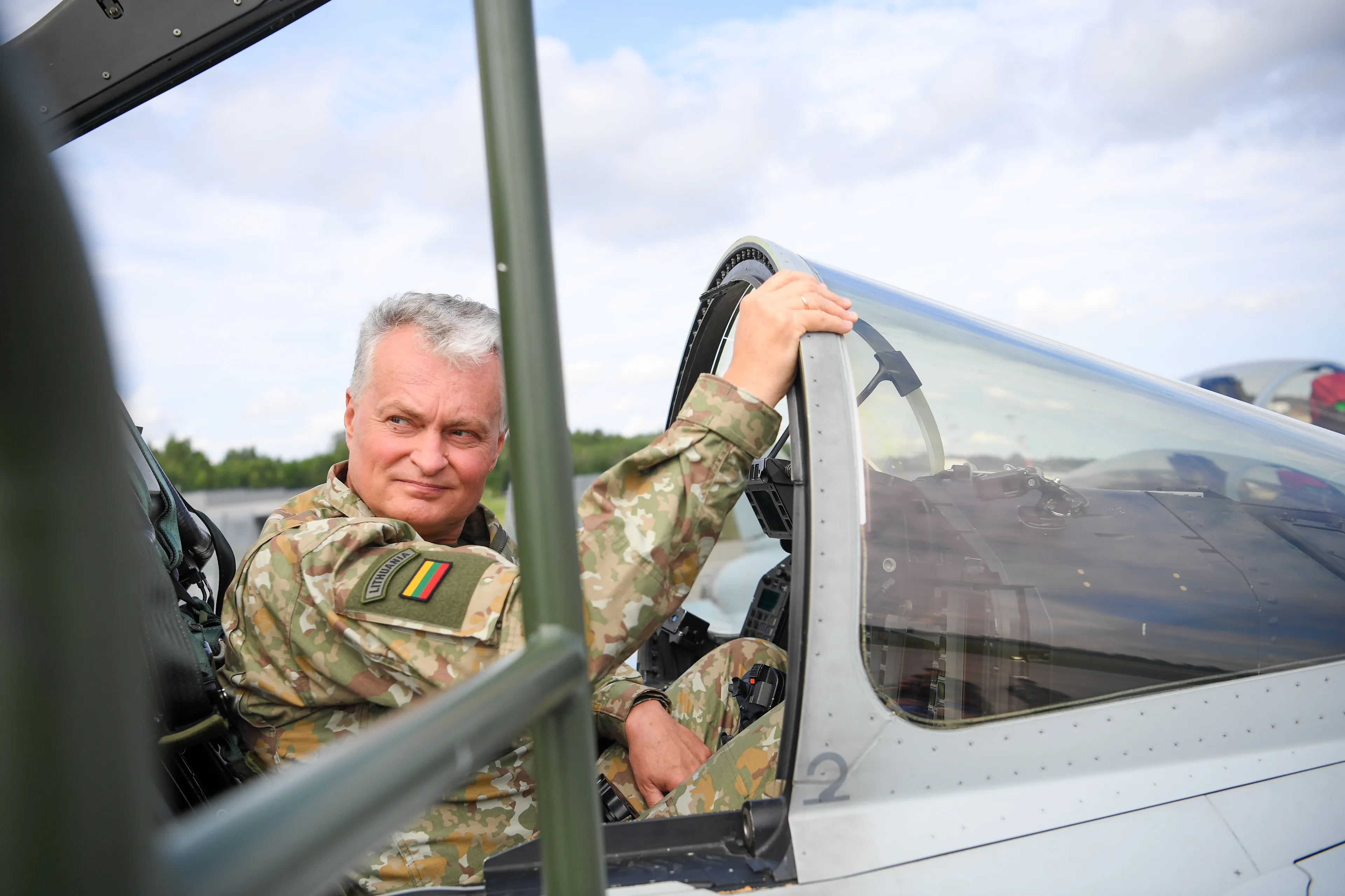 NATO naikintuvus apžiūrėjęs G. Nausėda: Lietuva labiau stiprins oro gynybą