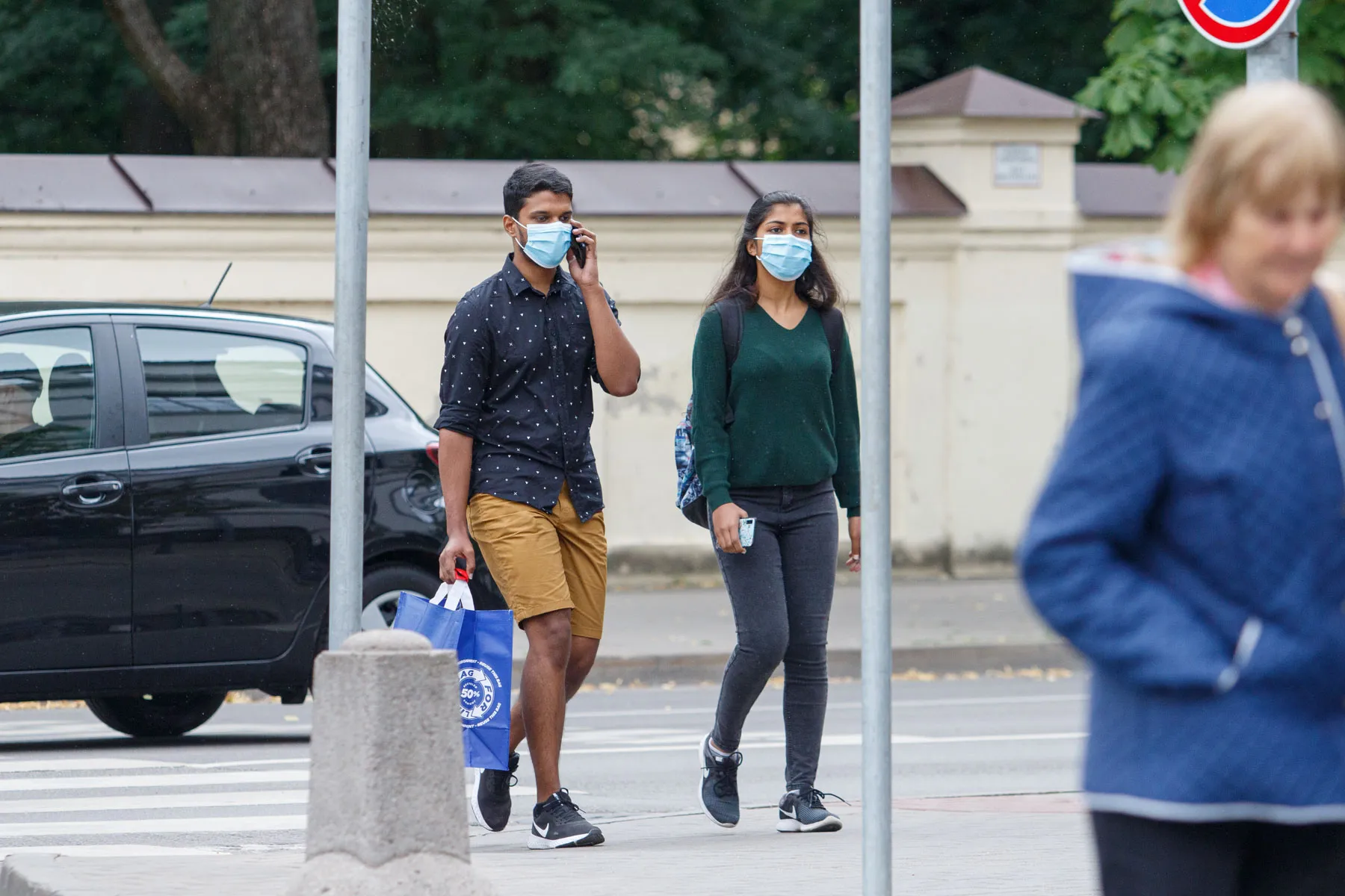 Kauniečiai jau dėvi veido kaukes