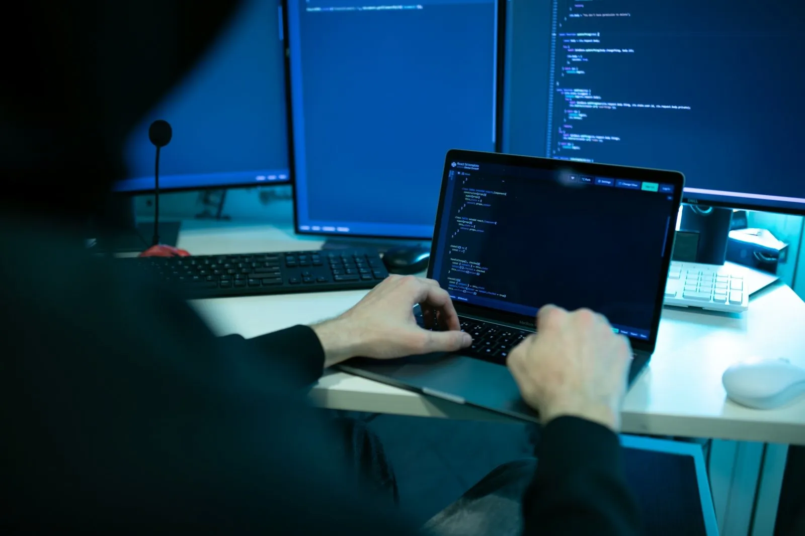 Programišiai, kompiuteris, kibernetinė ataka