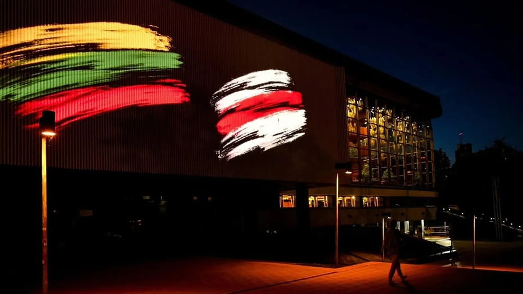 Lietuvos fontanai sužibo Baltarusijos vėliavos spalvomis