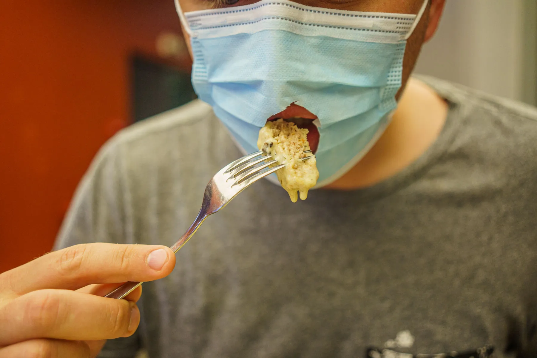 Privalomas kaukių devėjmas lauko kavinėse