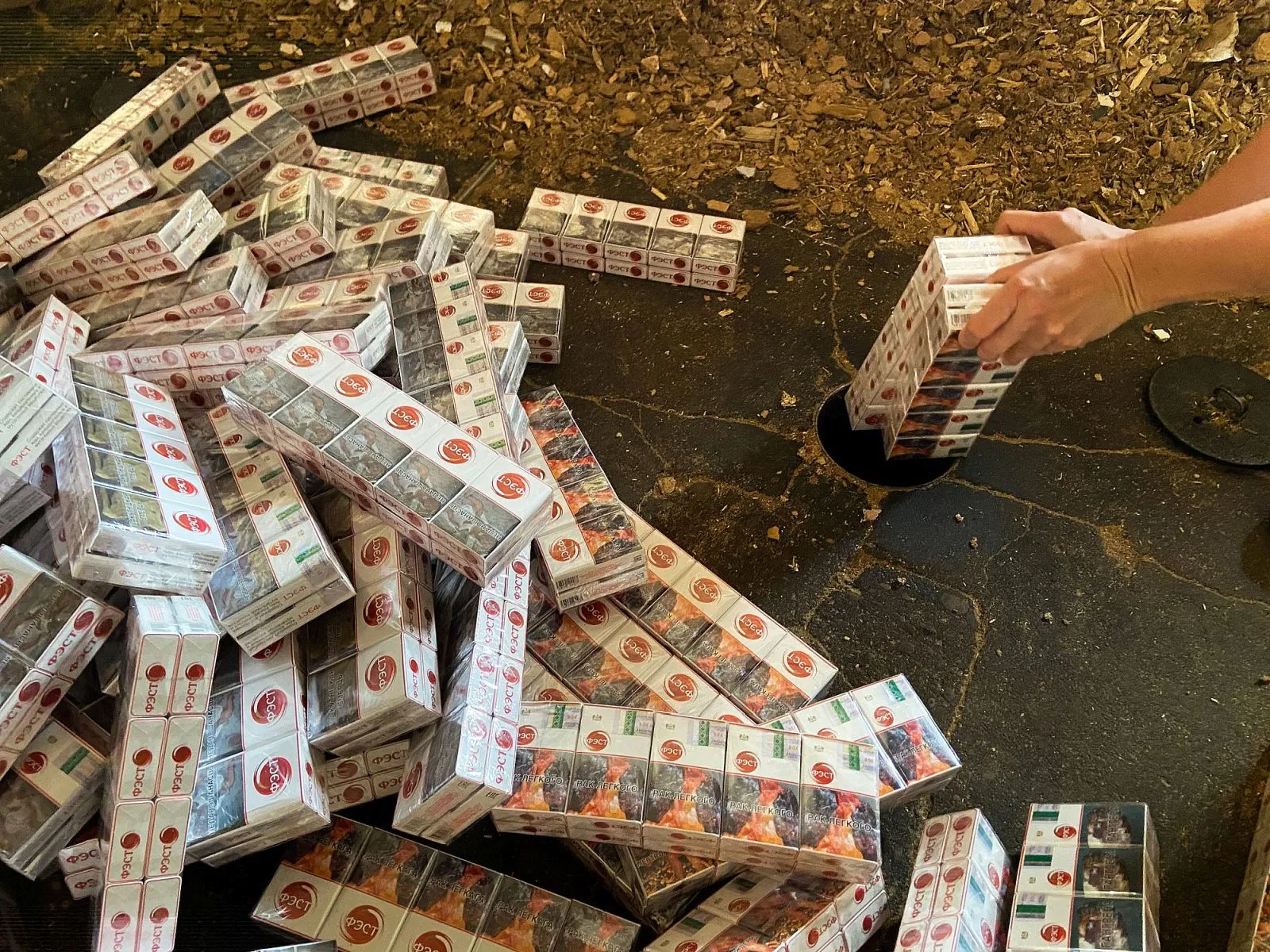 Ugnyje supleškėjo beveik 80 tūkst. pakelių cigarečių