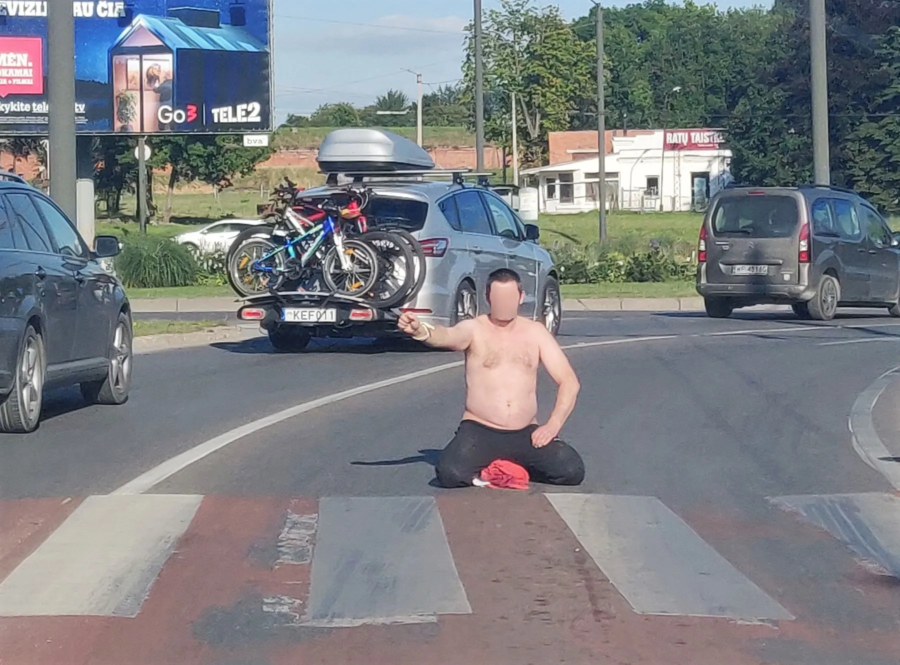 Žmogus vidury gatvės prie VI forto žiedo