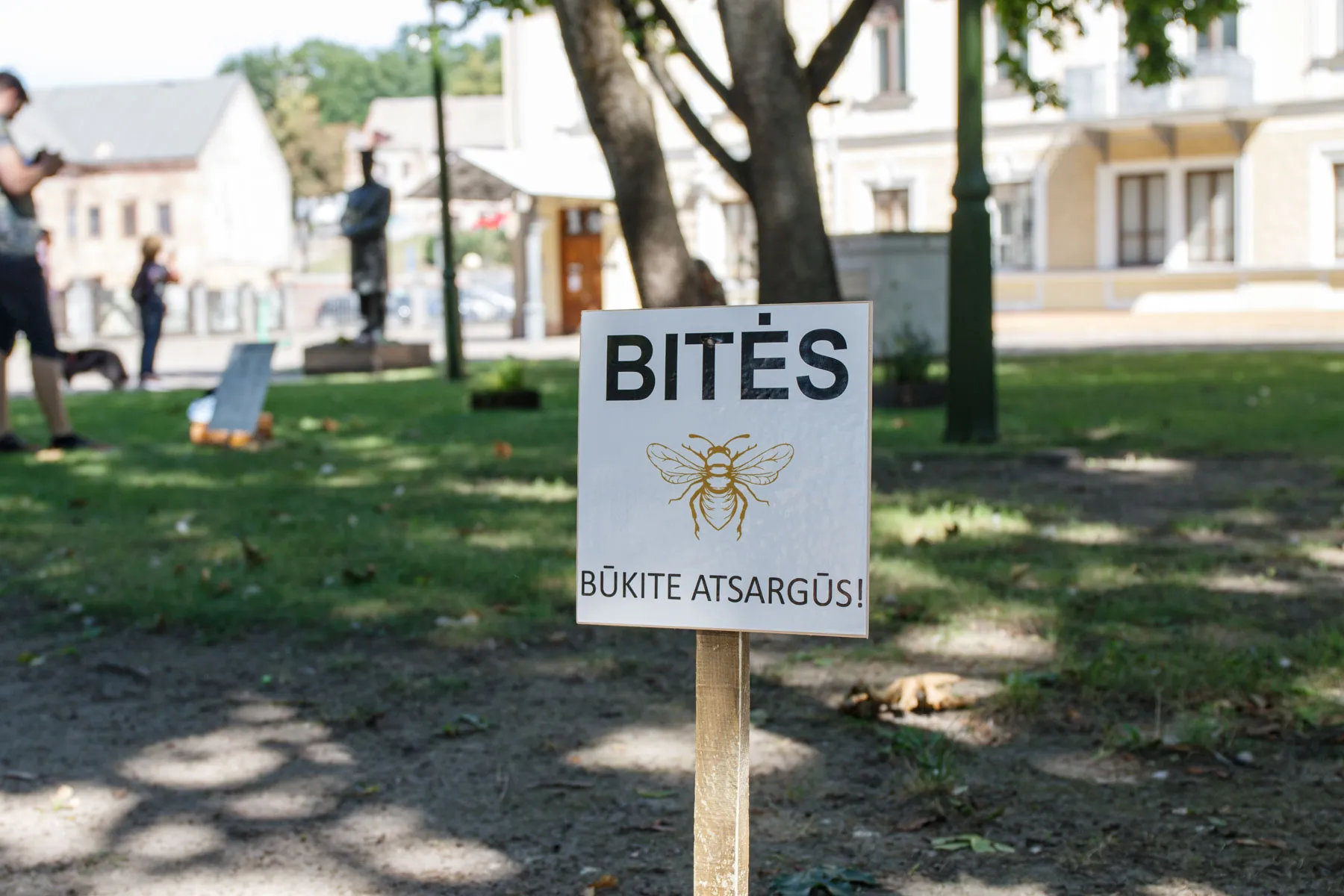 Bitės Istorinės LR Prezidentūros kiemelyje