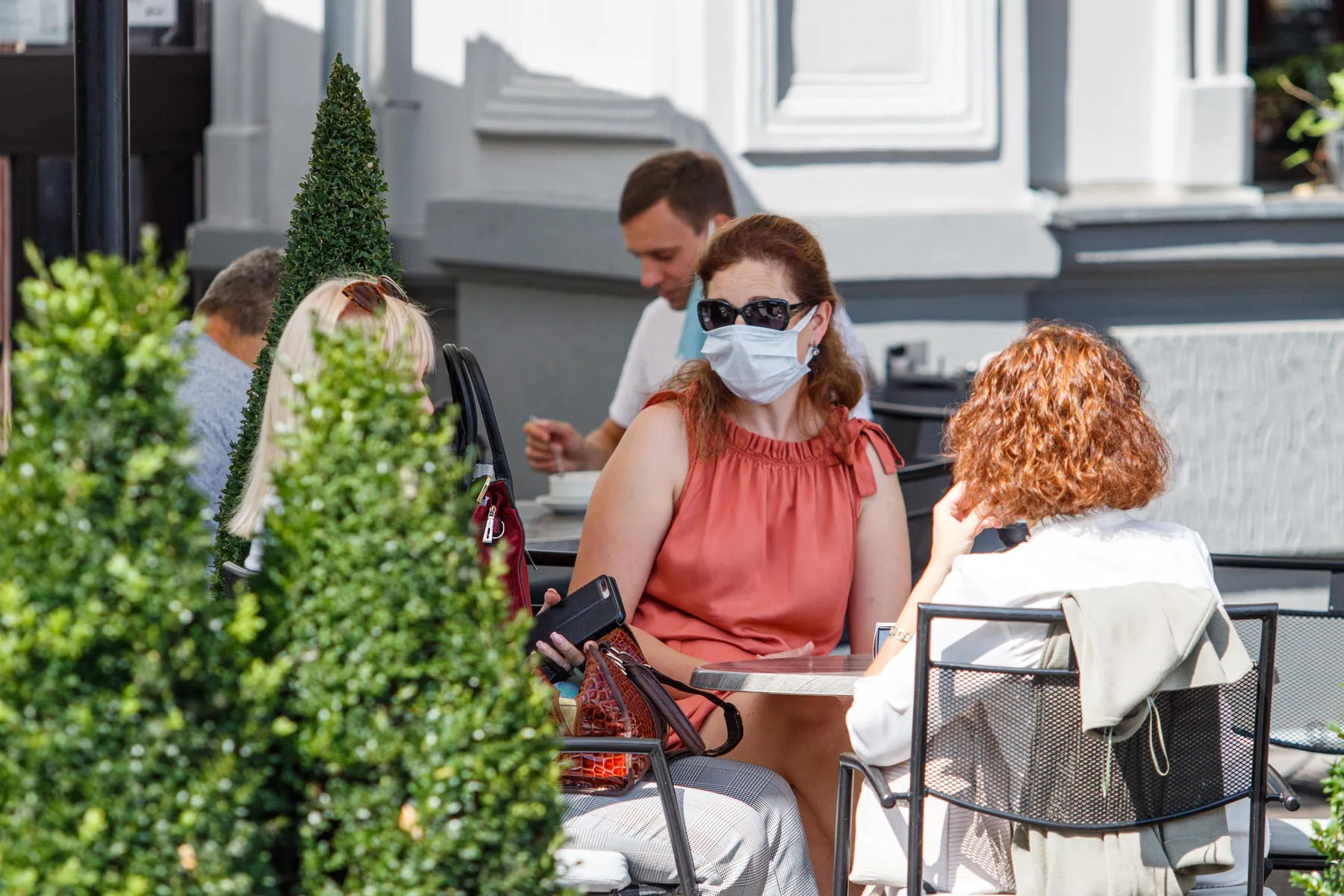 Privalomas kaukių devėjmas lauko kavinėse