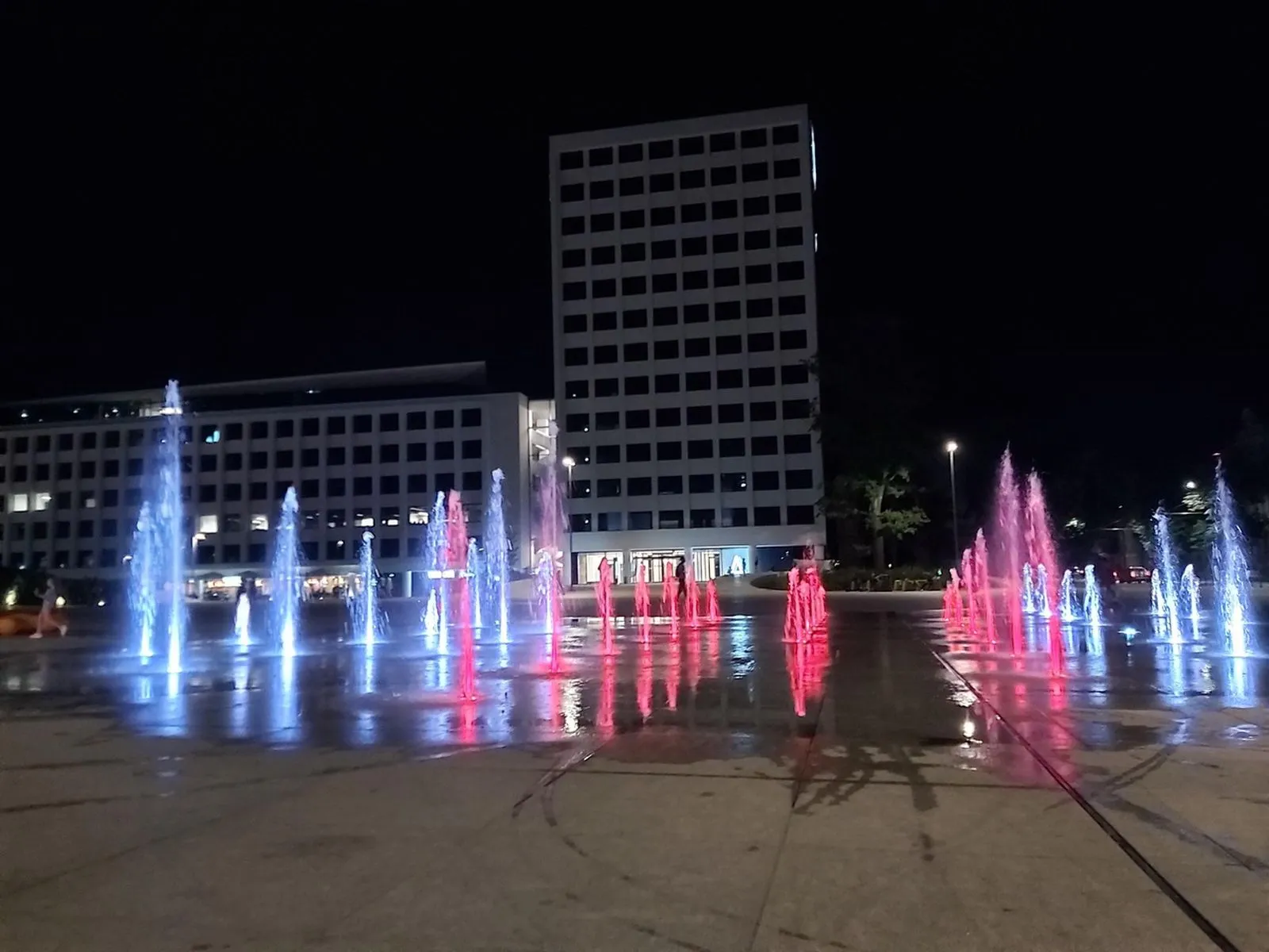 Lietuvos fontanai sužibo Baltarusijos vėliavos spalvomis