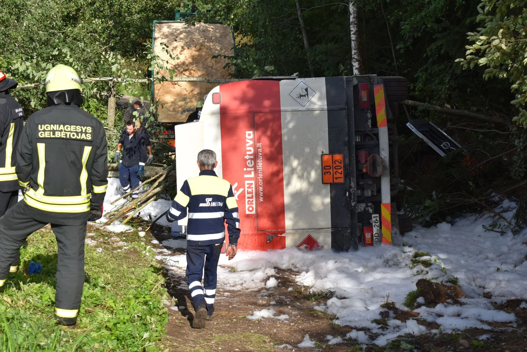 Netoli Karmėlavos apvirto degalus gabenęs vilkikas