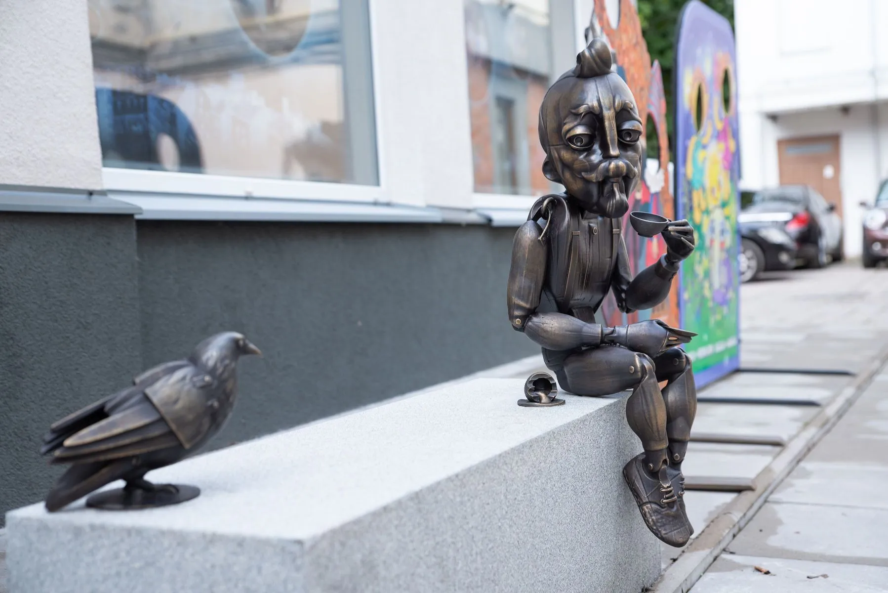 Prie Kauno lėlių teatro prisėdusi marionetė