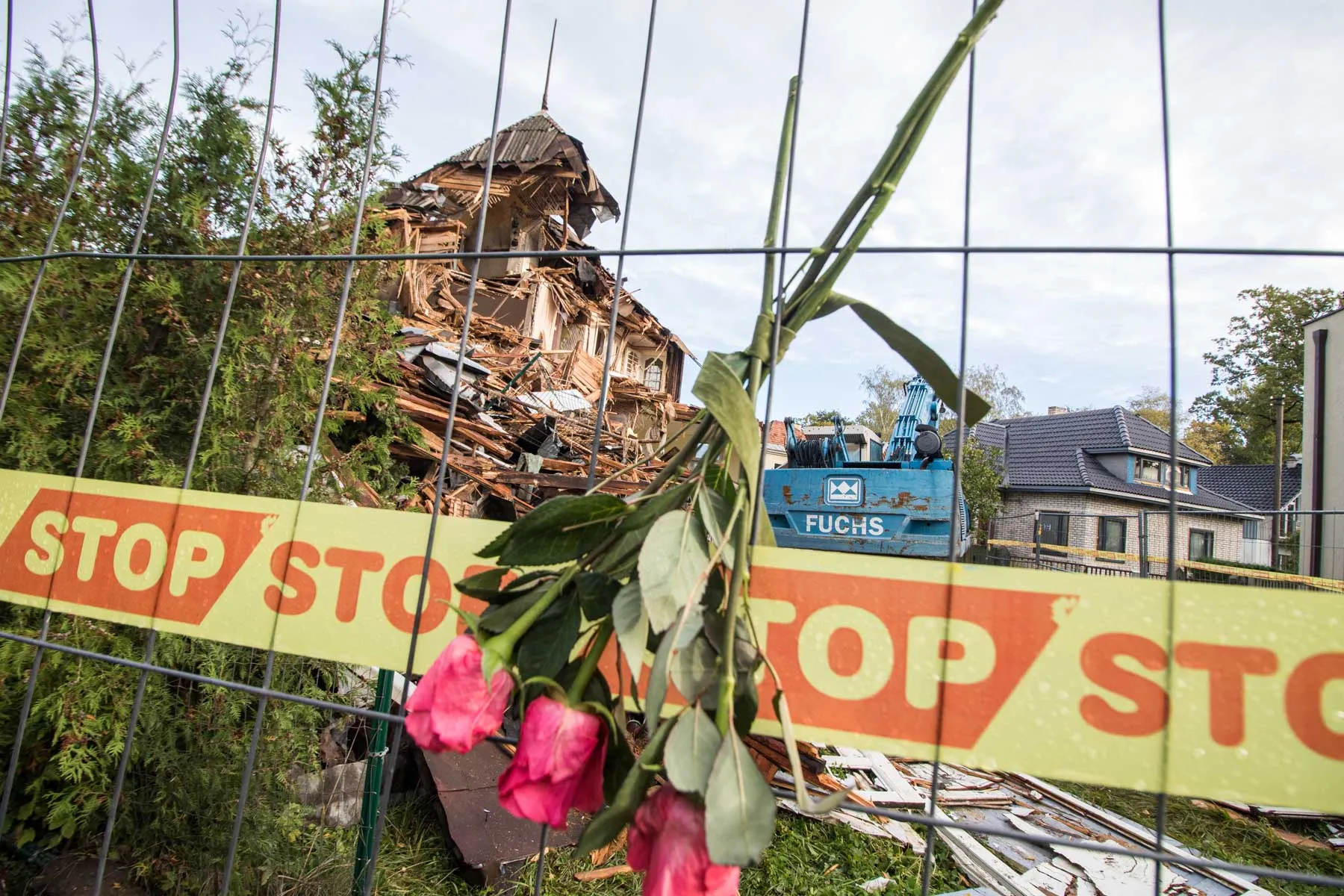 Prie griaunamo namo Perkūno alėjoje susirinko žmonės