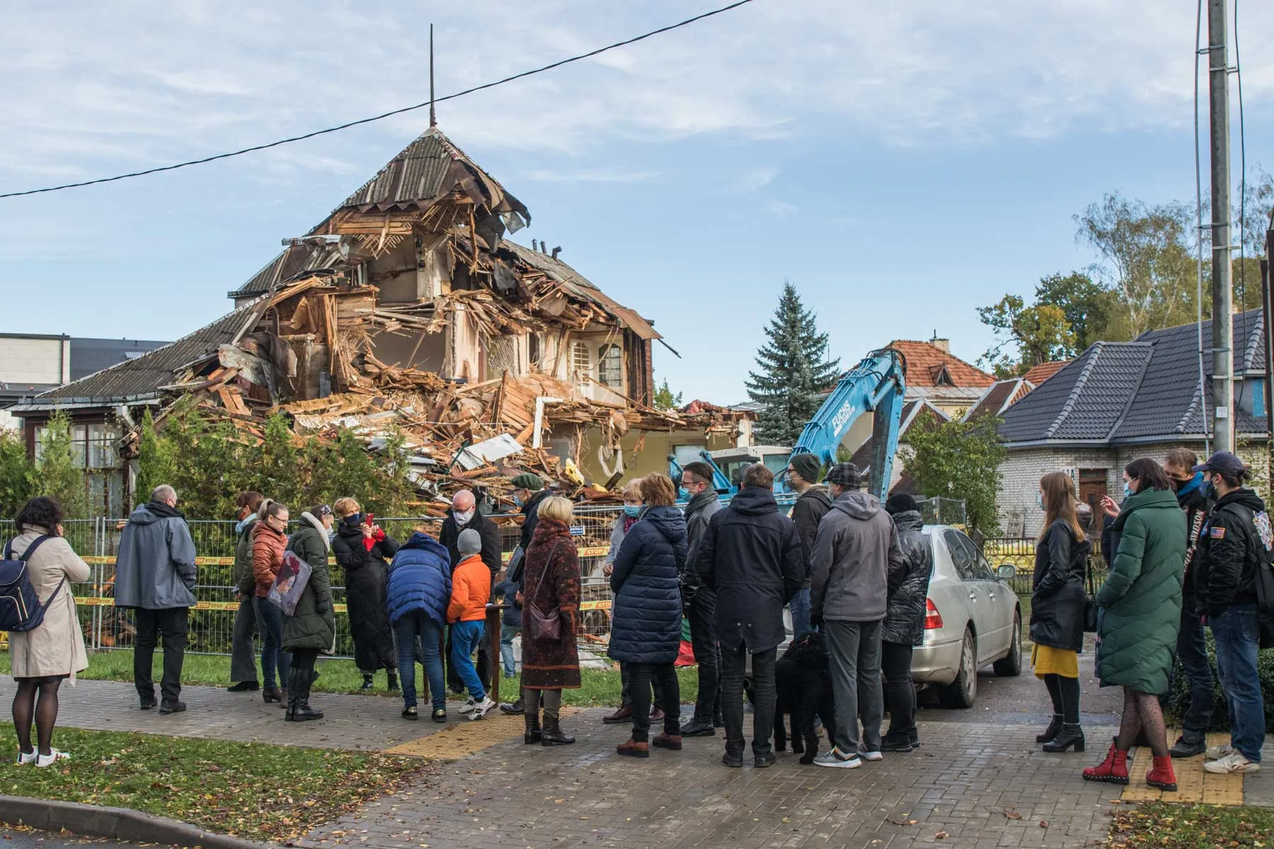Prie griaunamo namo Perkūno alėjoje susirinko žmonės