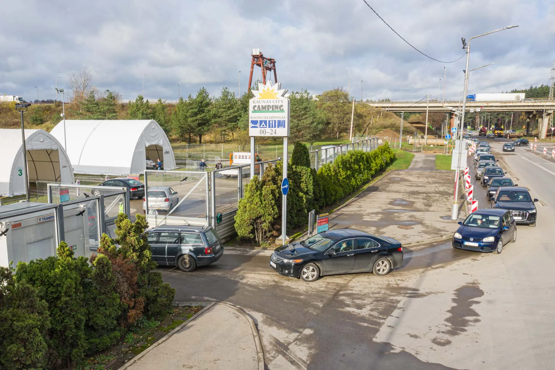 Automobilių eilė prie koronaviruso patikros punkto