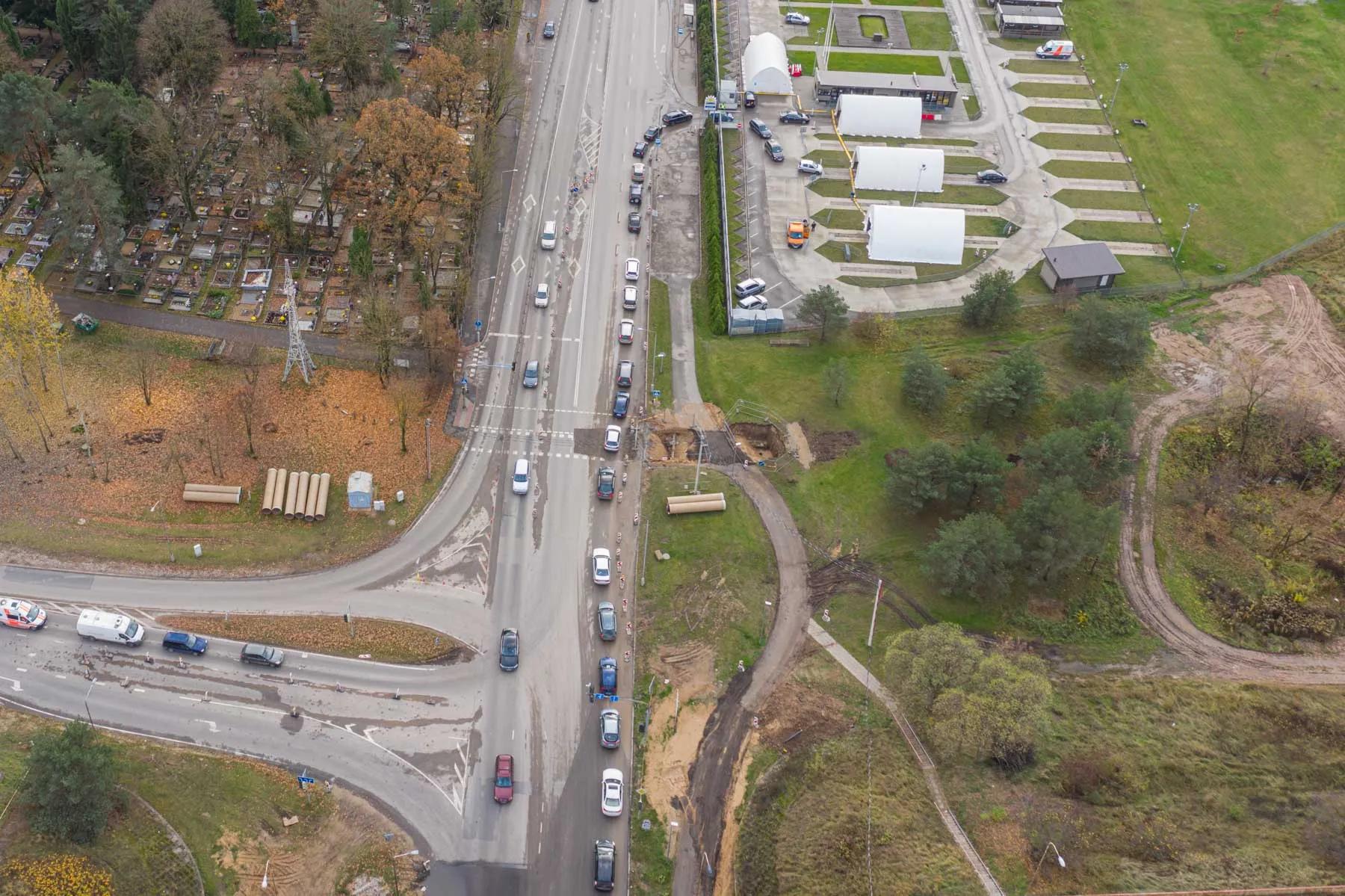 Automobilių eilė prie koronaviruso patikros punkto
